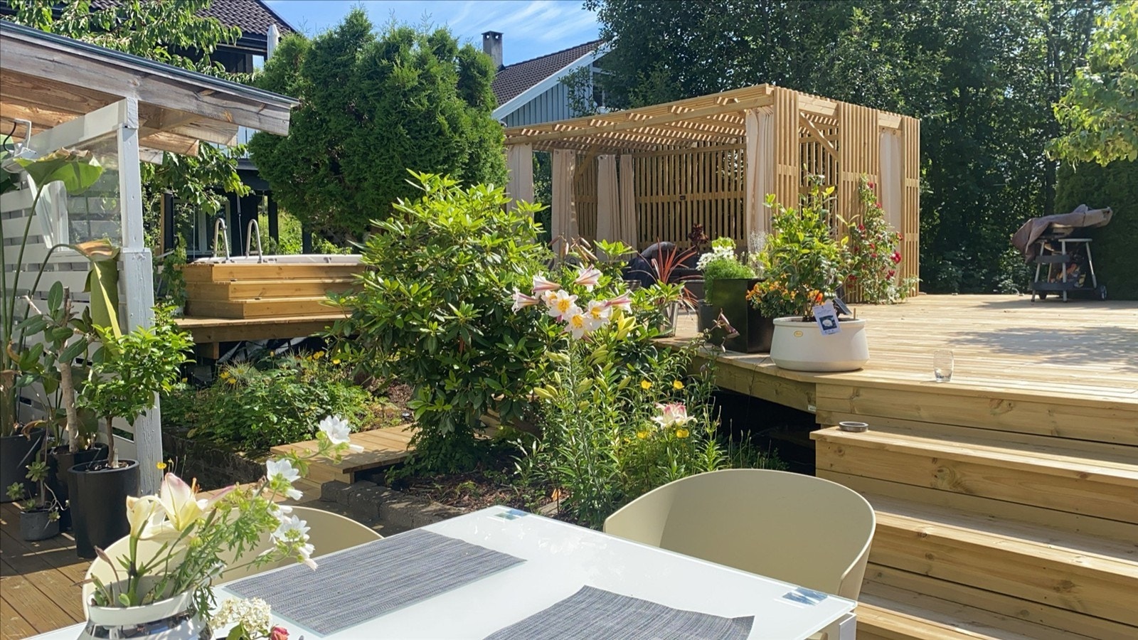 Terrasse/platting (sommerbilde) - Selgers bilde Galleribilde