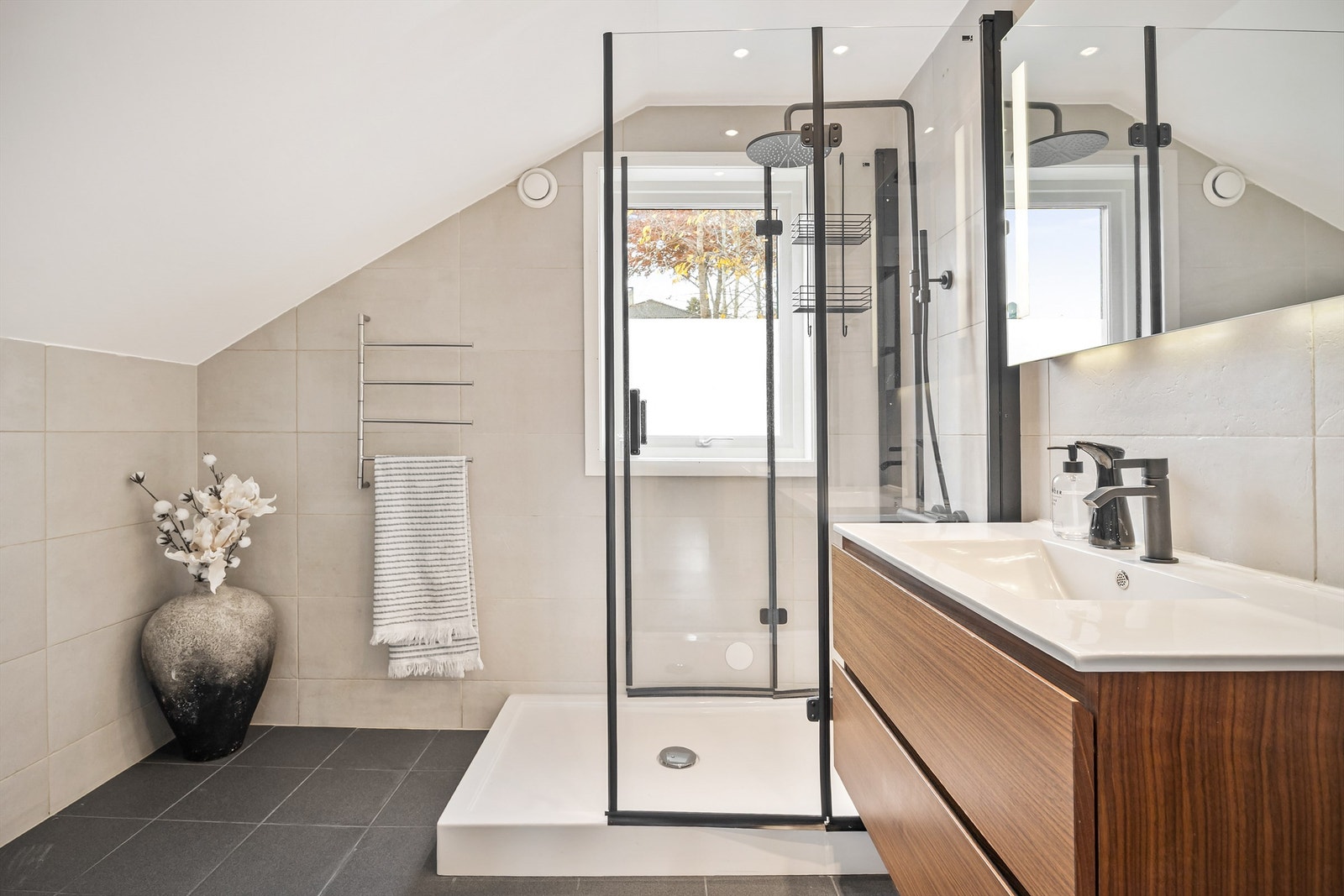 Lyst og pent bad fra 2013 i 2. etasje som har en lun utførelse Galleribilde