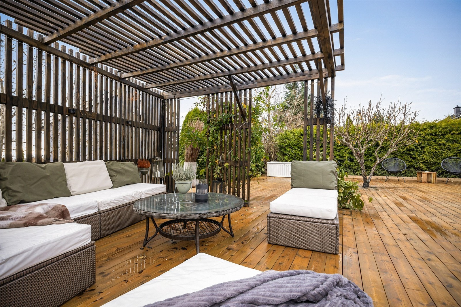 Uteplassene har sol fra ca. kl. 06.00 til 21.00-22.00 (midtsommerstid) iflg. selger Galleribilde