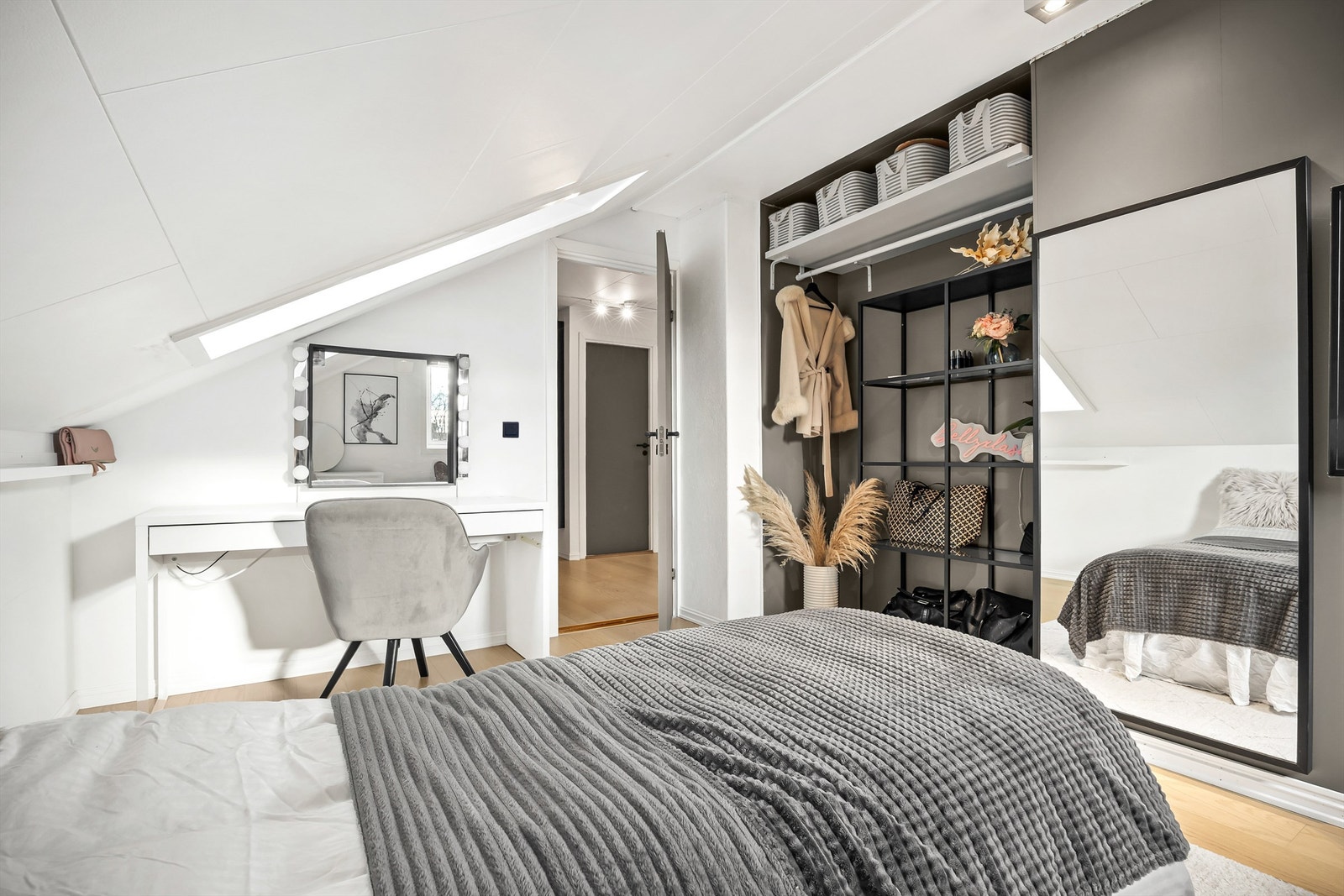 Soverom 1 med garderobenisje Galleribilde