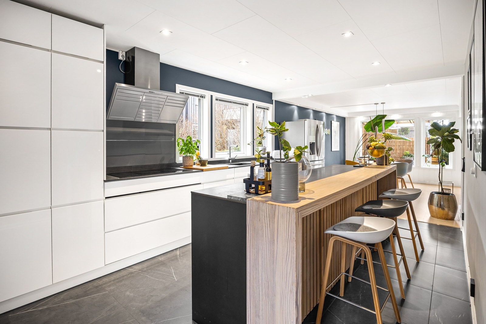 Praktisk kjøkkenøy på 2,8 m med barløsning og underskap Galleribilde