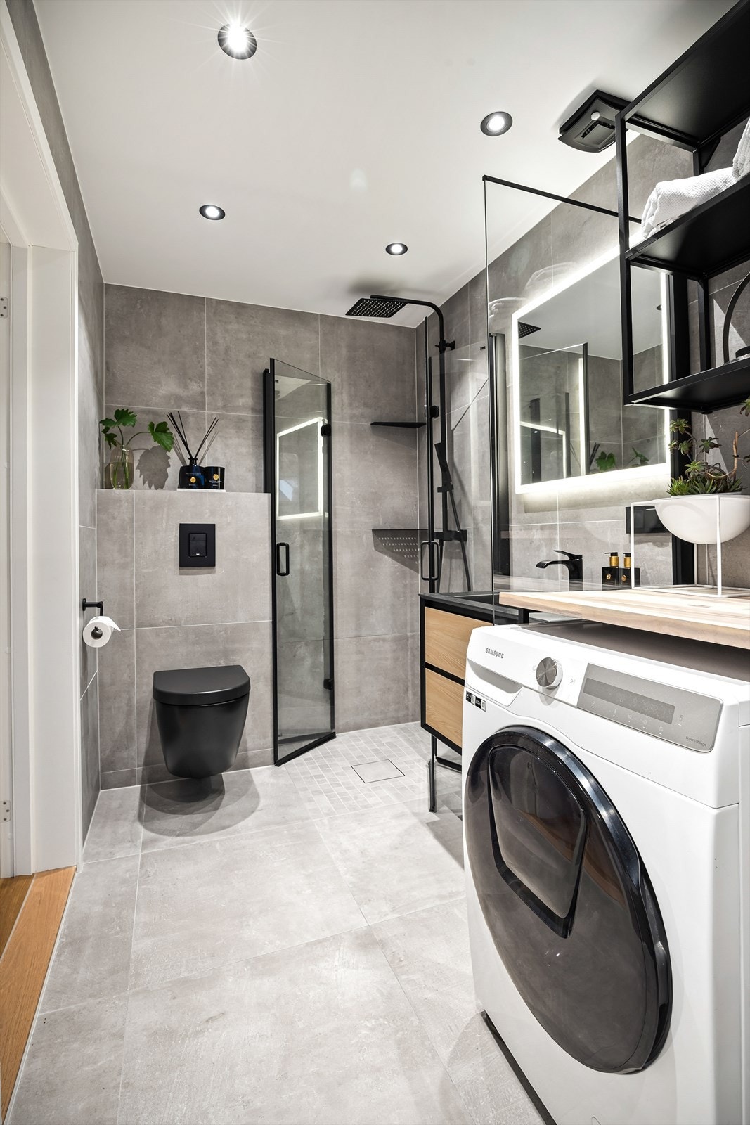 Moderne bad i 1. etasje, med store flisoverflater og sorte detaljer - Badet ble rehabilitert i 2024 Galleribilde