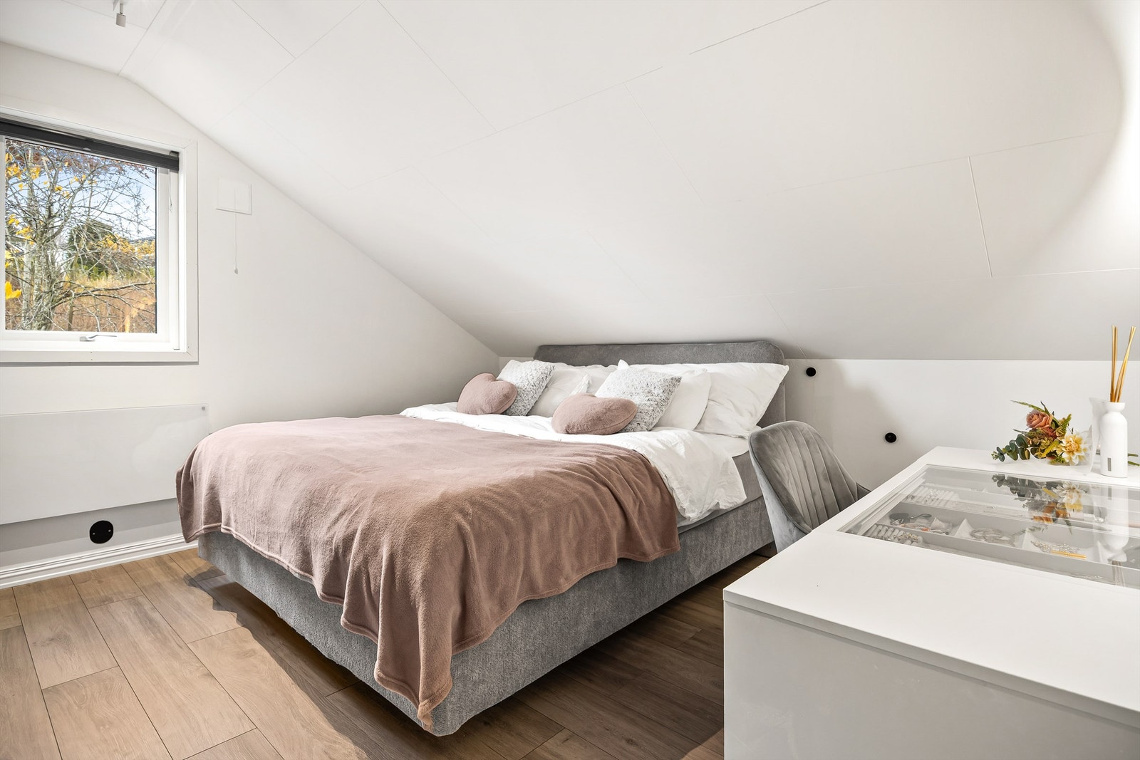 Soverom 3 med laminat på gulv, malte vegger og plater i himling - Del av rommet er opprinnelig byggemeldt som bod Galleribilde