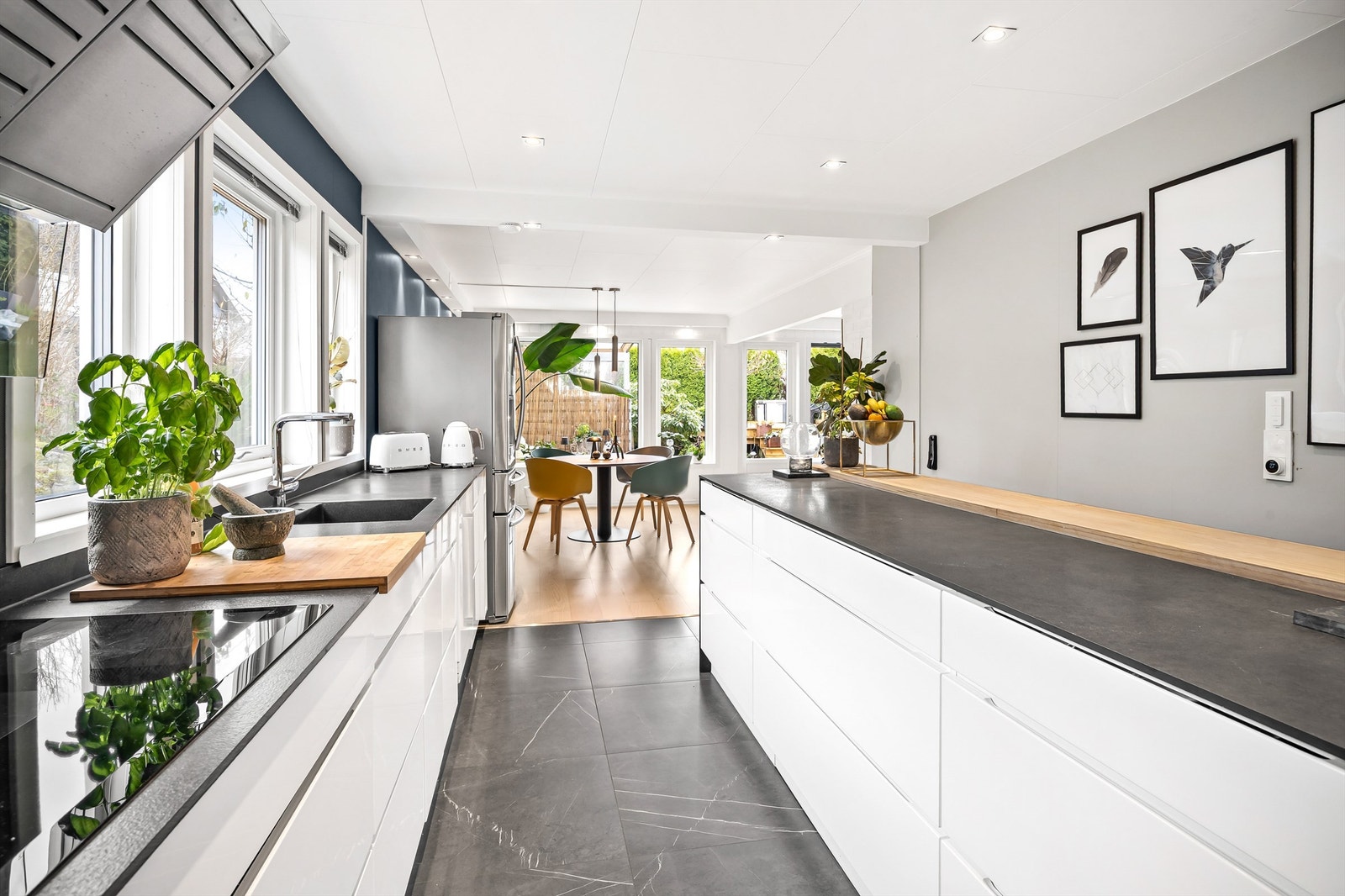 Det er godt med skap- og skuffplass - I tillegg er det en romslig arbeidsbenk Galleribilde