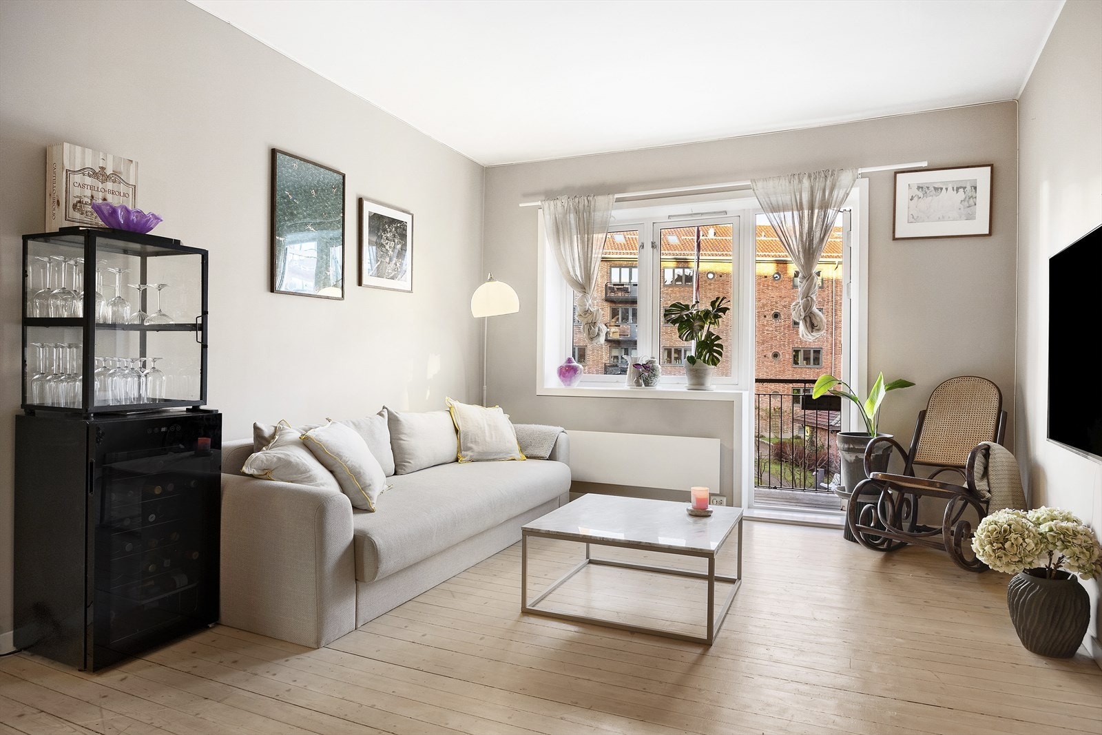 Lys og romslig stue med himlingshøyde ca. 2,61 m. Direkte utgang til balkong. Galleribilde