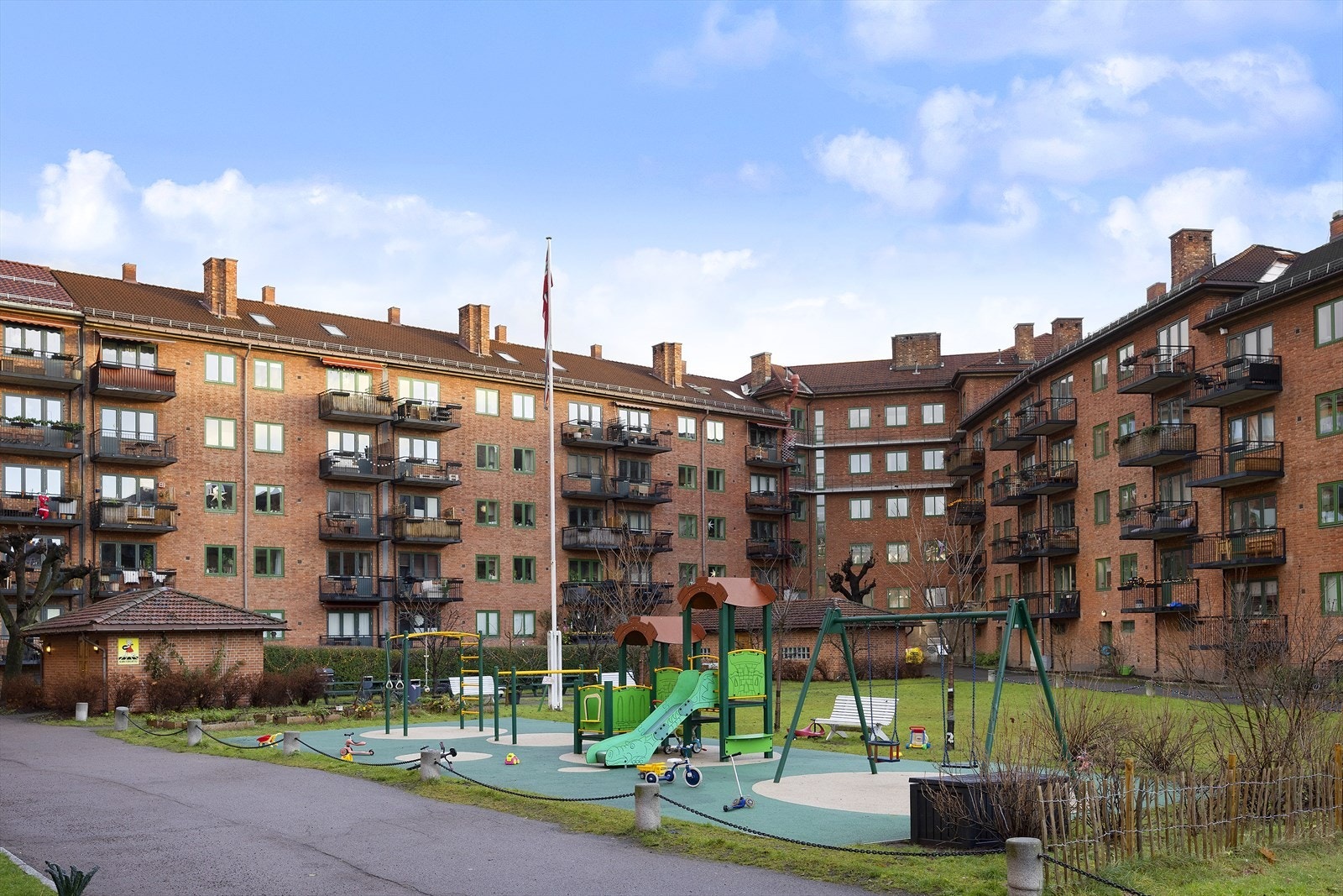 Koselig tilbaketrukket rolig bakgård. Galleribilde