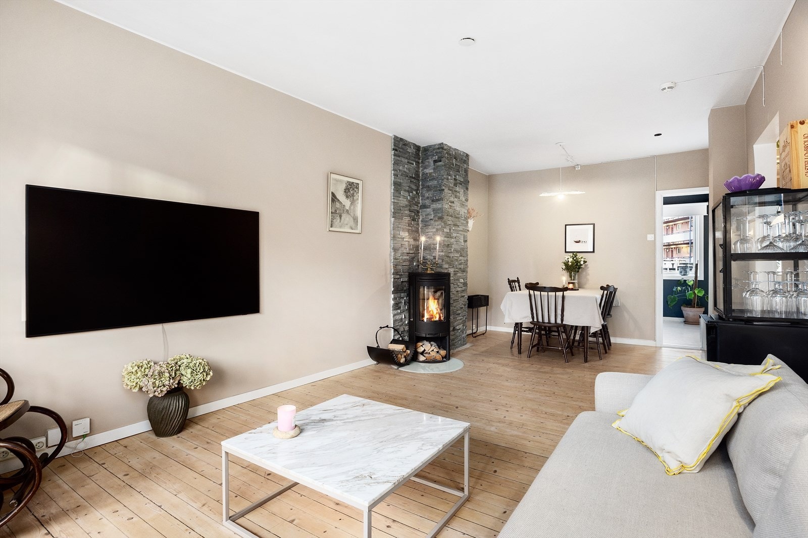 Leiligheten har originalt tregulv og er malt i tidsriktige farger Galleribilde