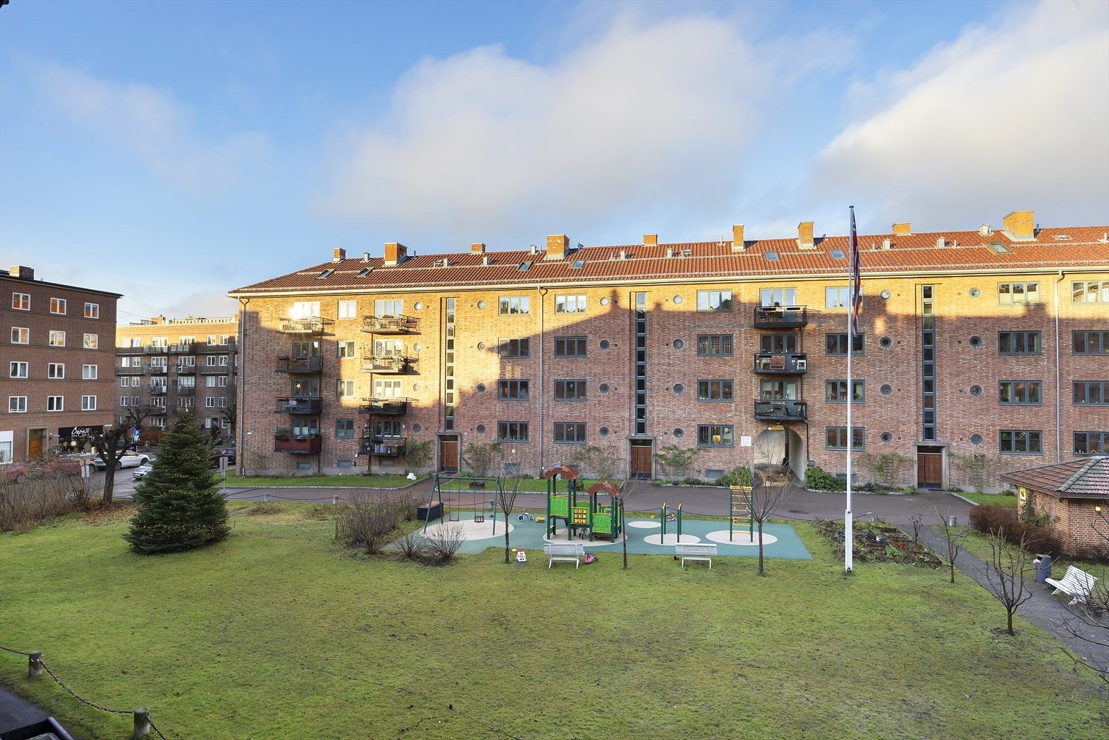 Bakgård med mye grøntarealer Galleribilde