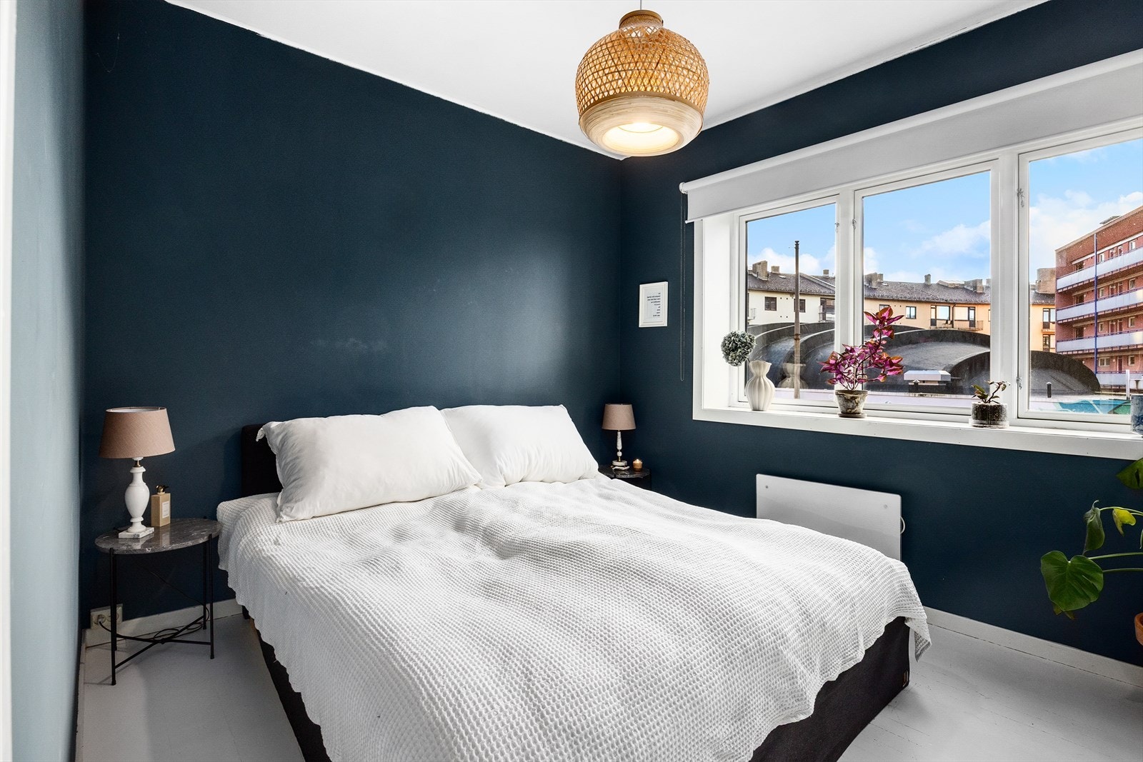 Soverommet har god plass til dobbeltseng og nattbord. Store vinduer gir godt lysinnslipp. Galleribilde