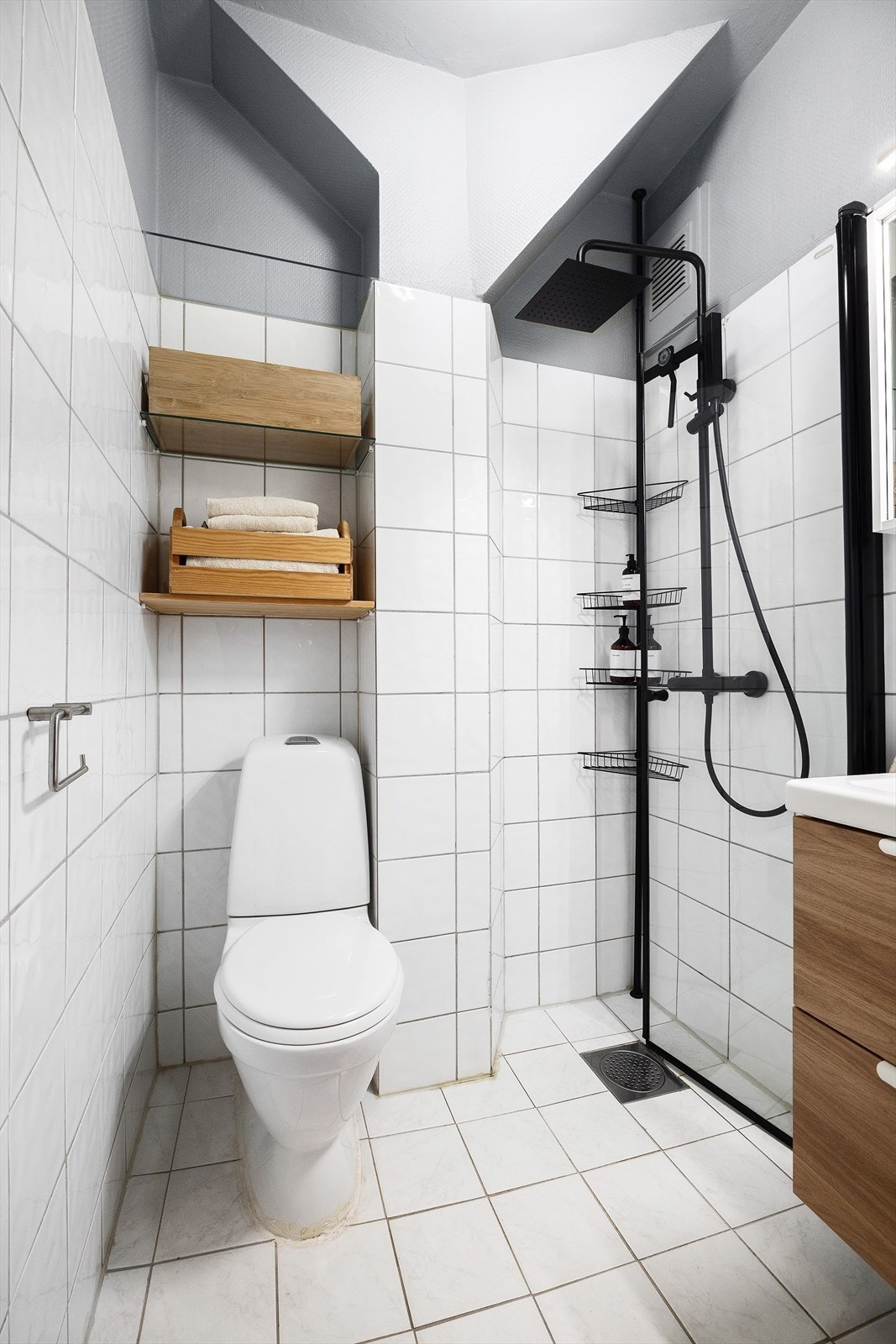 Dusj med innfellbar dør i herdet glass. Varmekabler i gulvstøp. Galleribilde