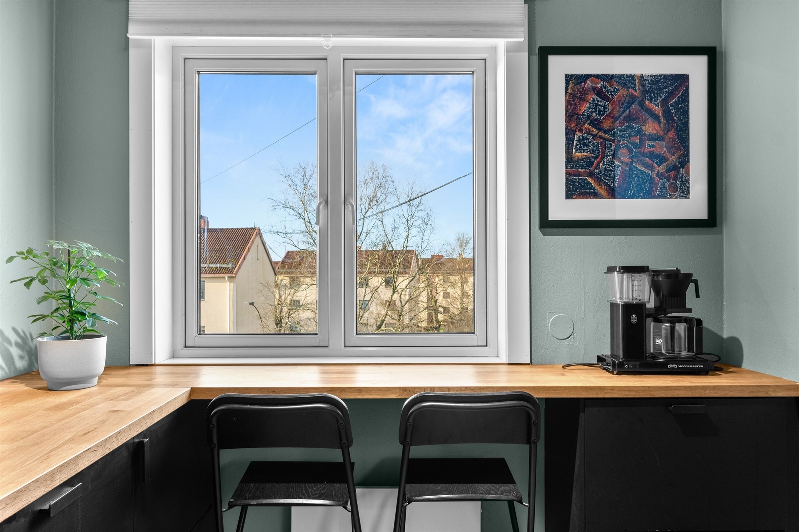 Masse skap- og benkeplass på kjøkkenet. Galleribilde