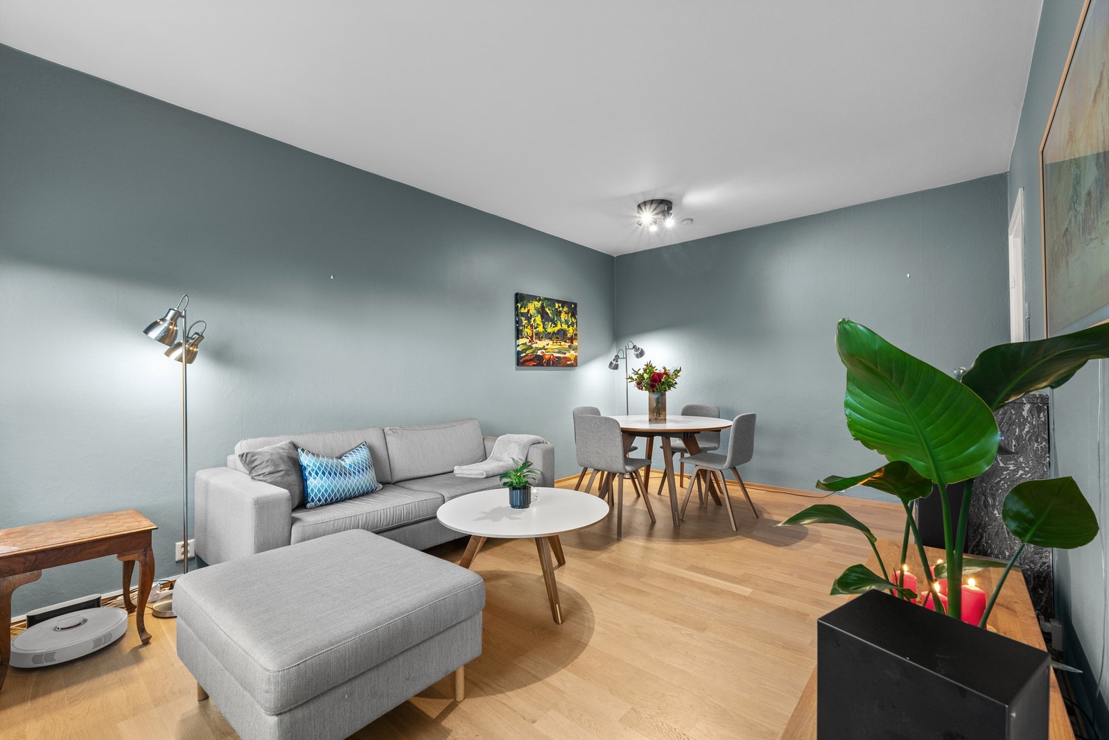 Boligen holder en flott standard og store vindusflater som bidrar med naturlig lysinnslipp. Galleribilde