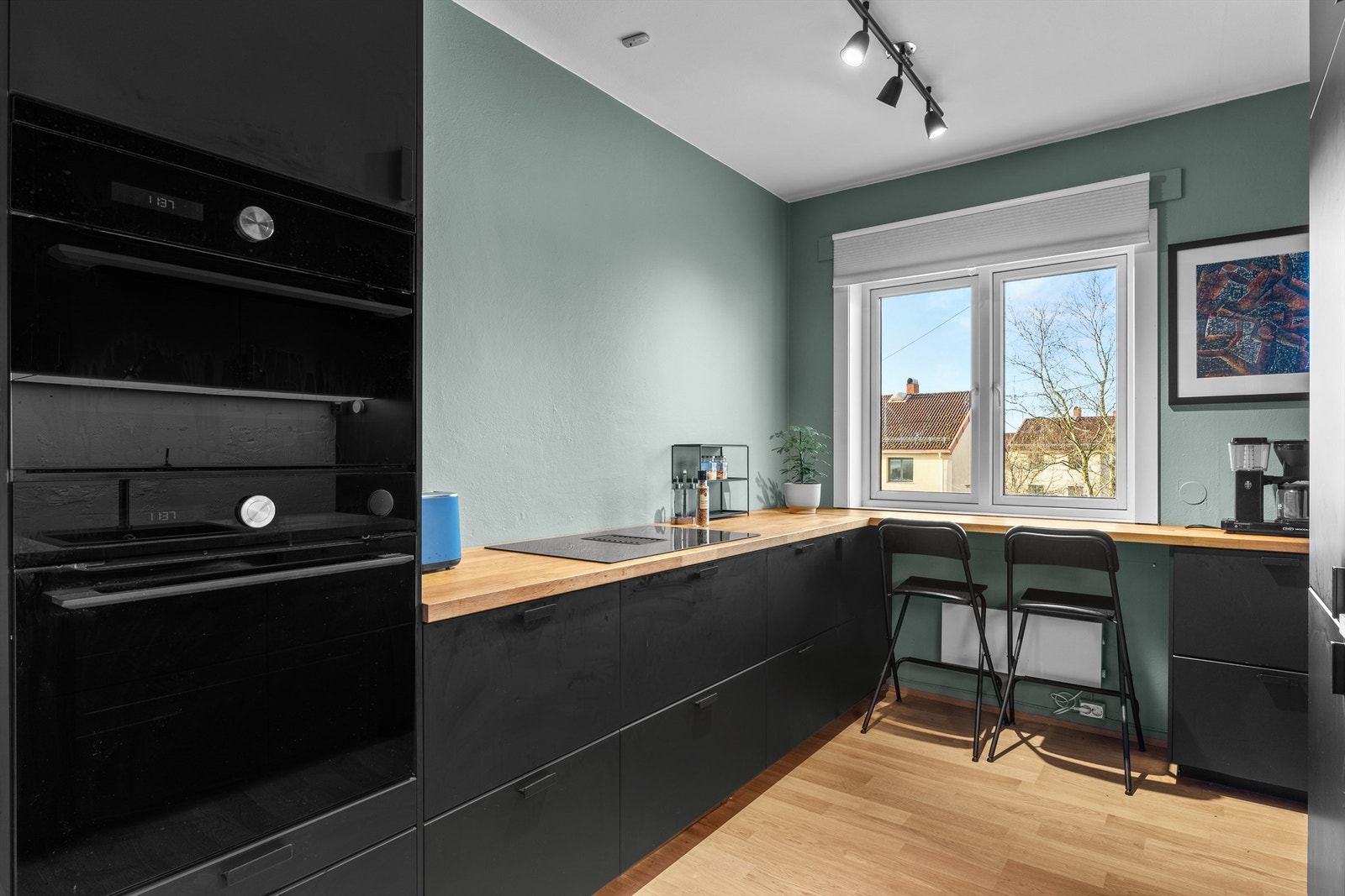 Innholdsrik og delikat Ikea kjøkken fra 2020 med svarte, slette fronter. Galleribilde