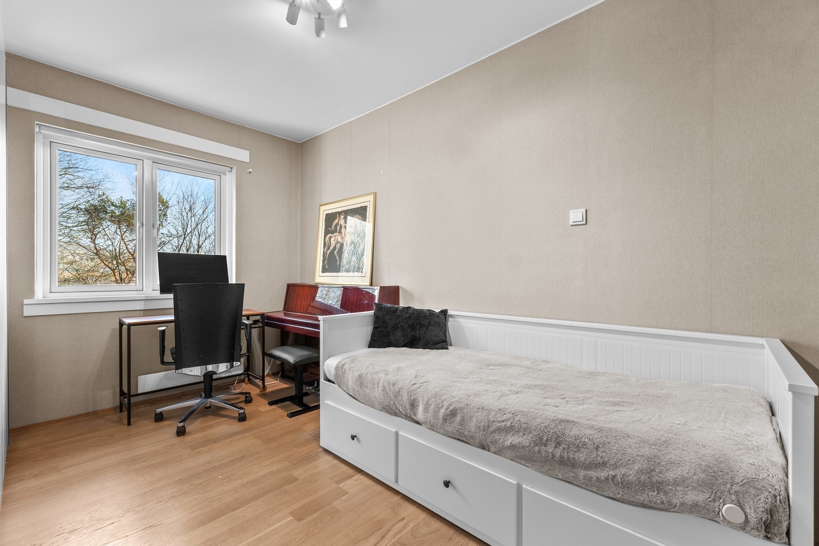 Soverom II er også av god størrelse og passer ypperlig som barnerom, gjesterom og/eller kontor. Galleribilde