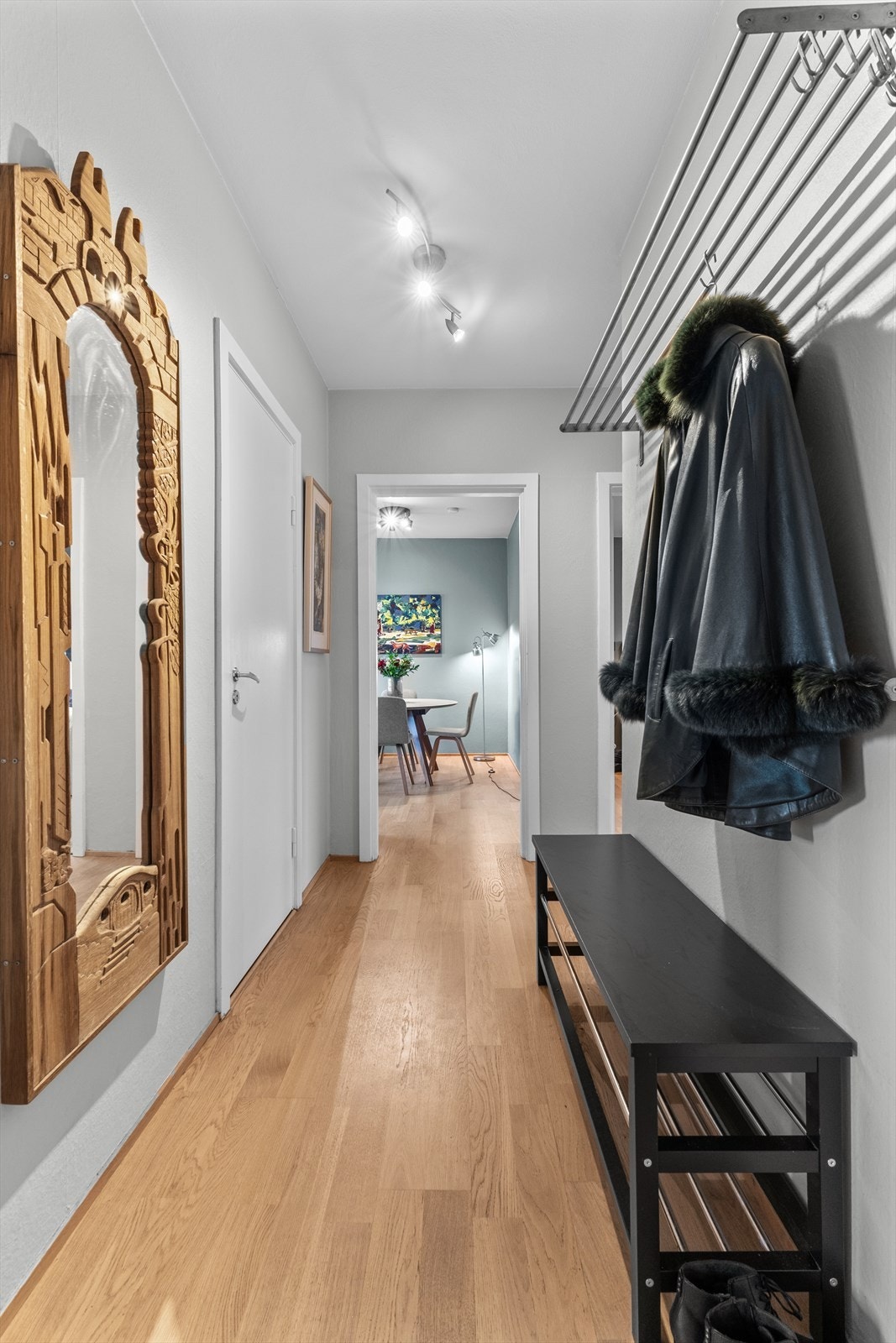 God plass til oppheng av ytterklær og skotøy. Det er plass til å sette opp et høyskap i entré. Galleribilde