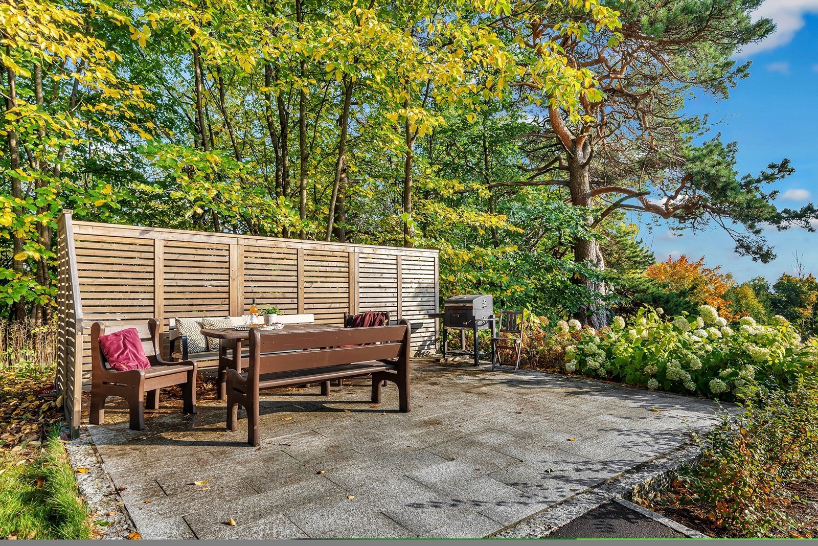 Hyggelig og sosial bakgård som vender øst med sittegrupper og flotte beplantninger med fine solforhold på morgen og tidlig formiddag. Galleribilde