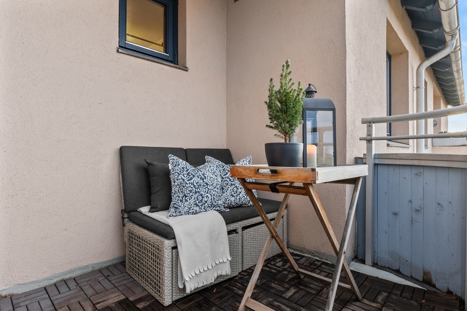 Utgang fra stue til vestvendt balkong på ca. 5 kvm med gode solforhold. Galleribilde