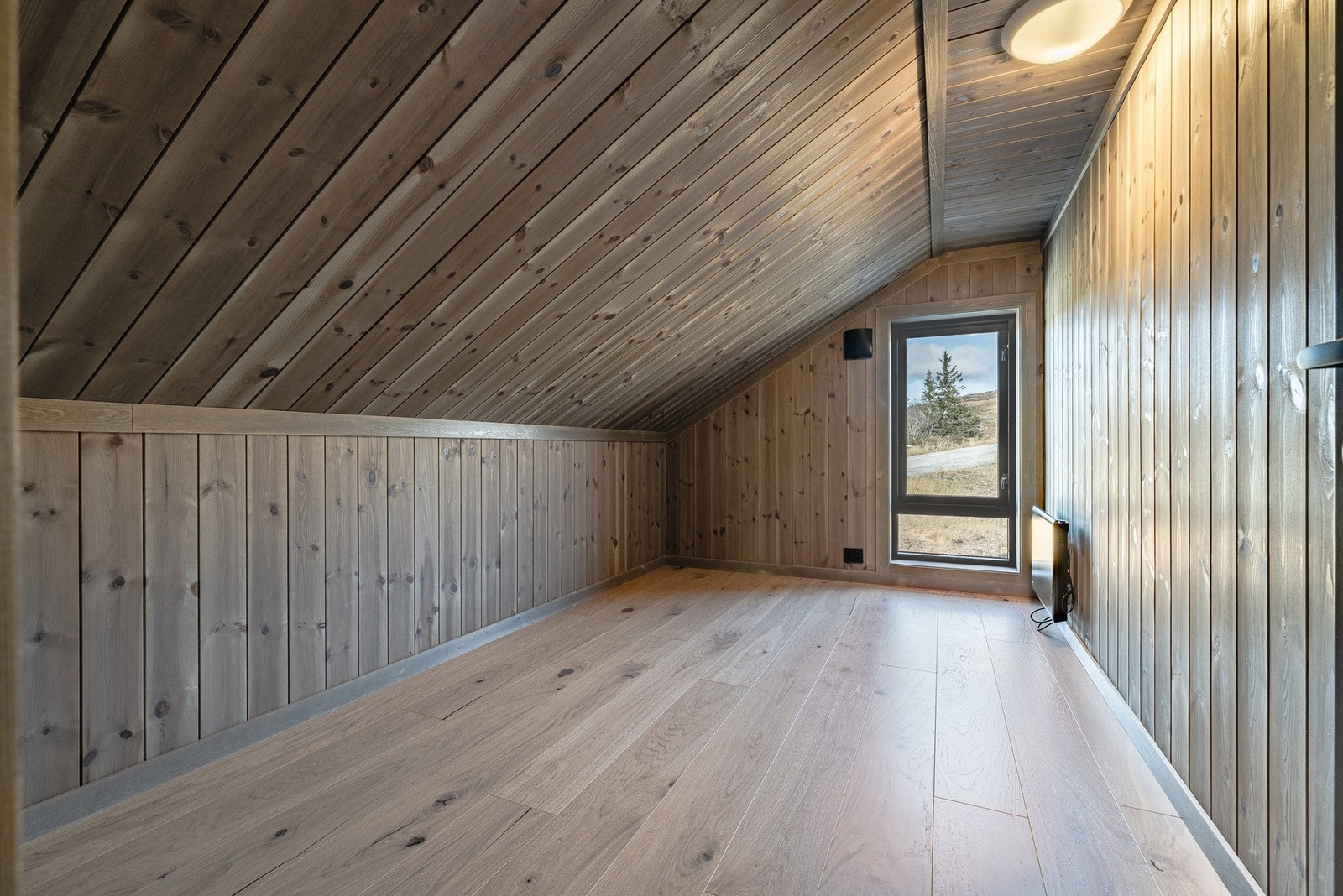 Disponibelt rom 1 med god gulvplass og vindu som kan a?pnes, benyttes som soveromsovehems. (Ikke godkjent soverom grunnet lav takhøyde) Galleribilde