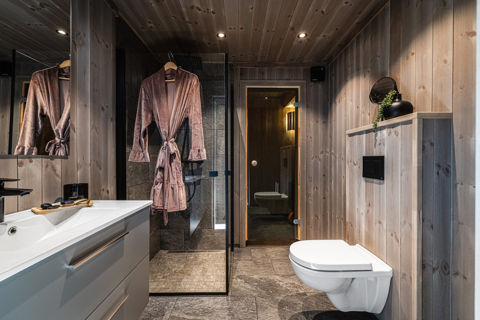 Bad 1 er et romslig baderom med badstue Galleribilde