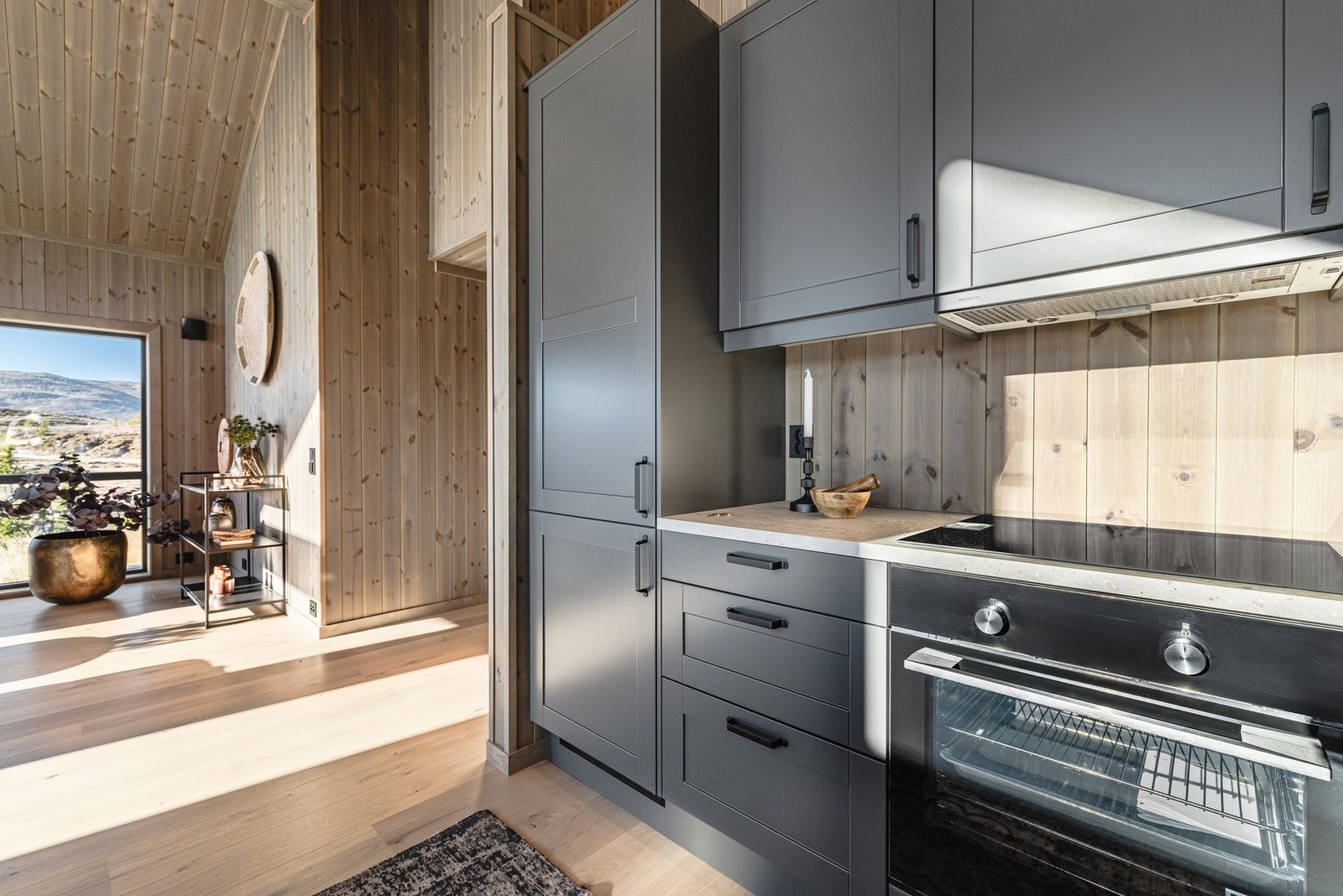 Kjøkkenet leveres med integrert oppvaskmaskin, stekeovn, koketopp, kjølfryseskap og ventilator Galleribilde