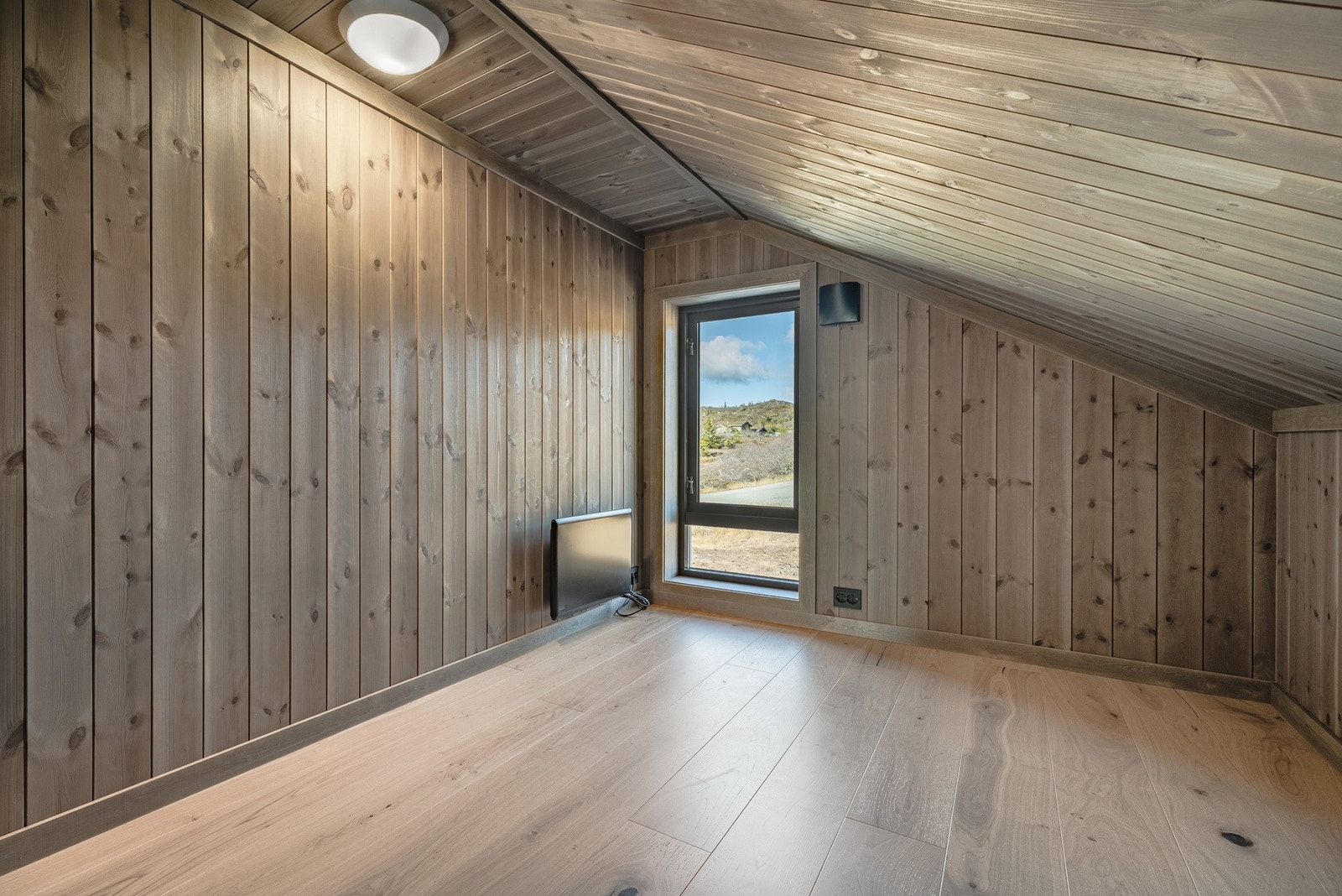 Disponibelt rom 2 med god gulvplass og vindu som kan a?pnes, benyttes som soveromsovehems. (Ikke godkjent soverom grunnet lav takhøyde) Galleribilde