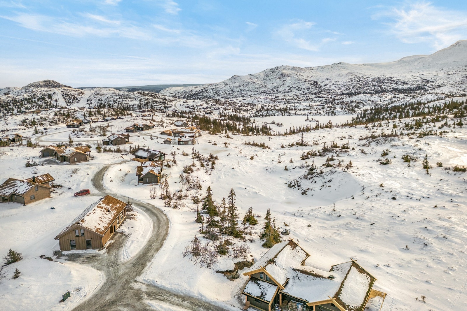 Hytta ligger i en blindvei uten gjennomgangstrafikk og med kun 5 hytter innenfor. Høgevarde Fjellpark ses i bakgrunnen Galleribilde