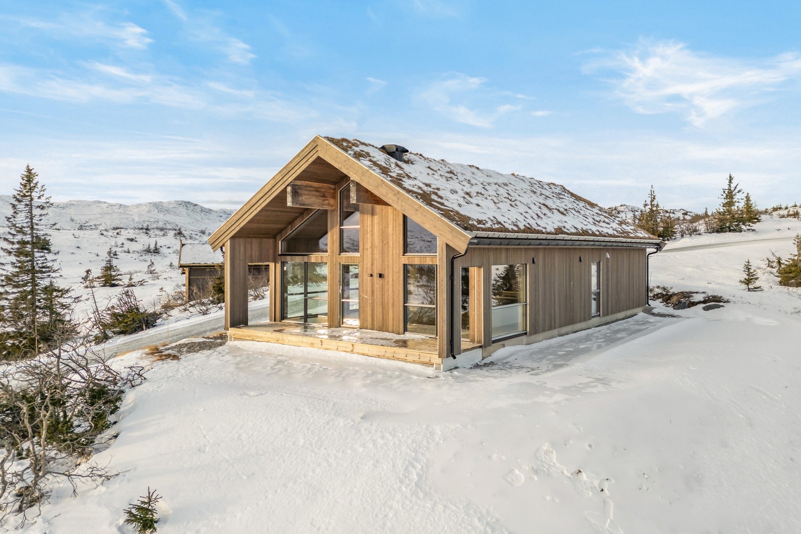 Hytta har en god planløsning med 1. etasje og loftetasje og godt med soveplasser Galleribilde