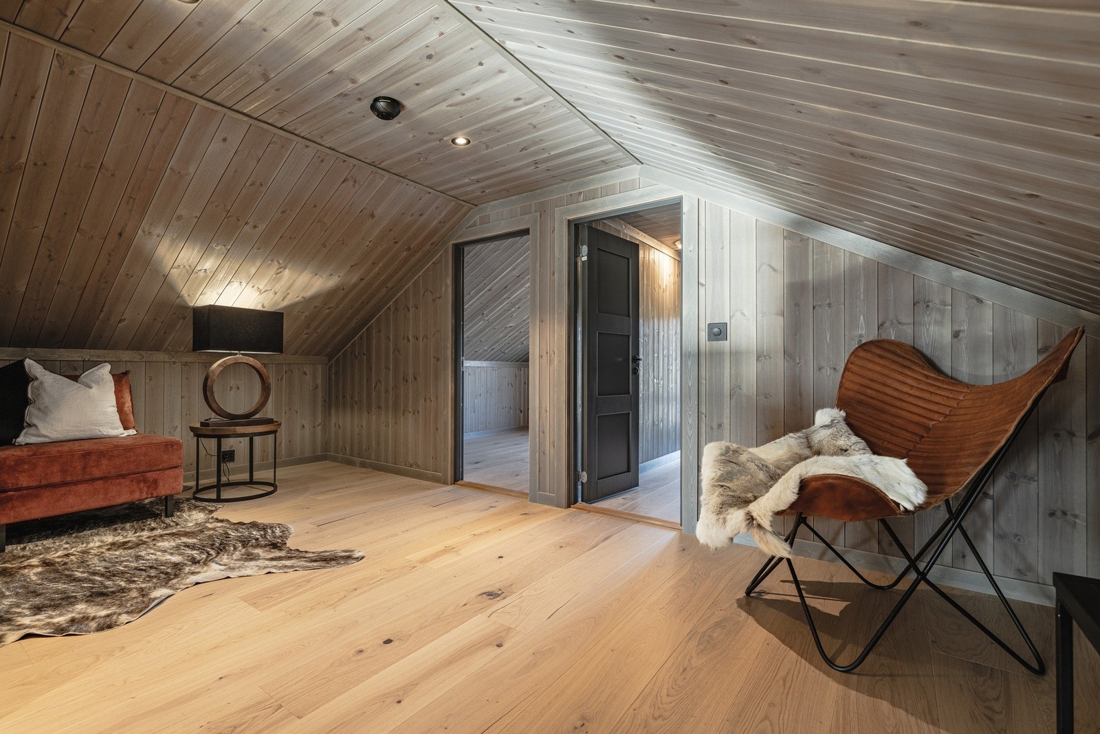 Loftetasjen besta?r av loftstue samt 2 disponible rom med totalt gulvareal pa? 36 m2 Galleribilde