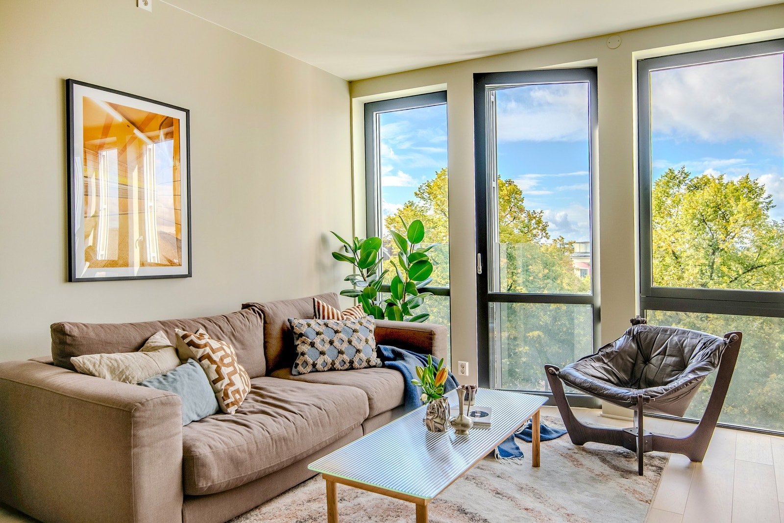 Her får du en lys og luftig stue med store vindusflater, fransk balkong og svært flott utsyn uten innsyn. Galleribilde