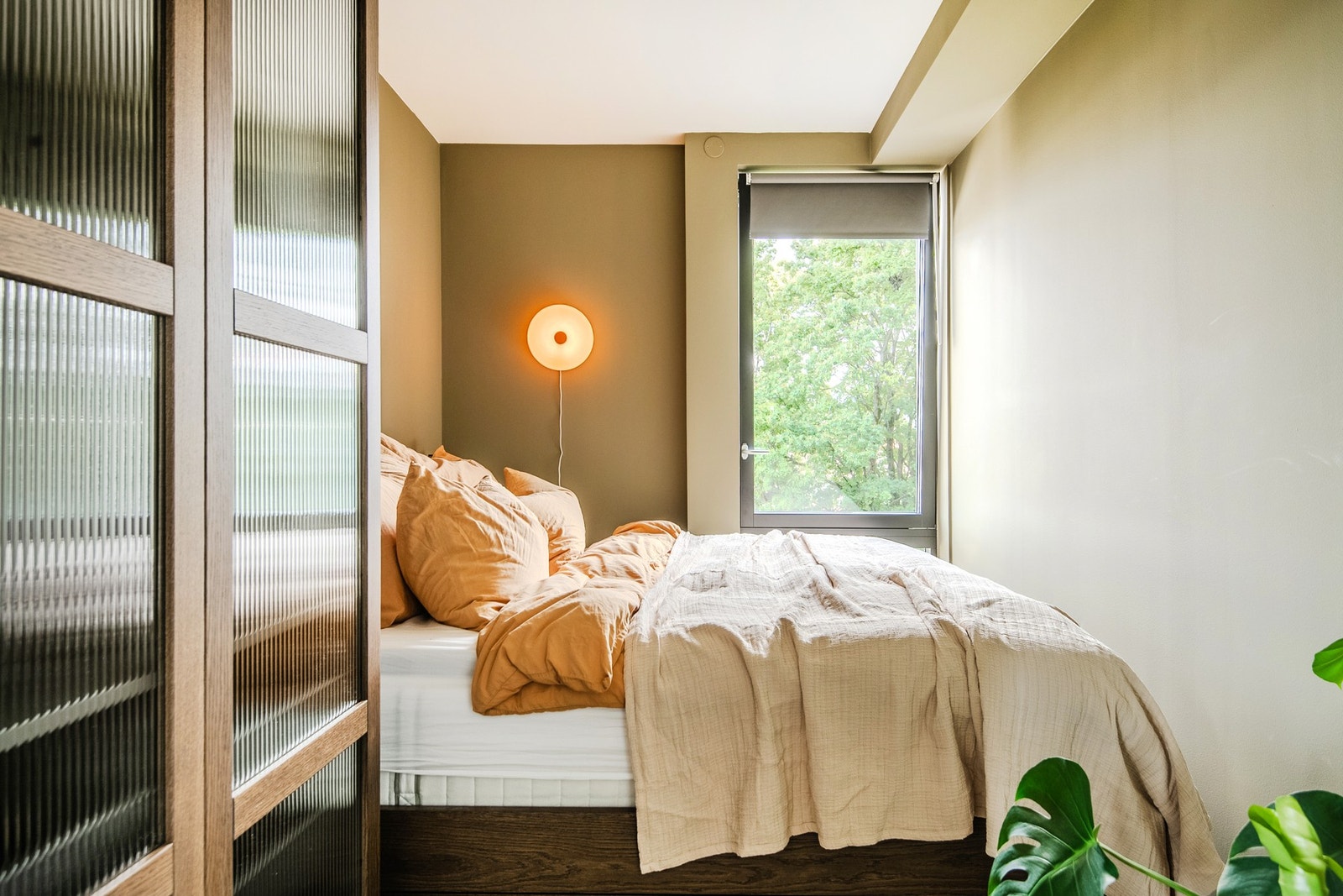 Hovedsoverommet er et lyst og trivelig rom hvor de lune grønne veggene skaper en behagelig atmosfære. Galleribilde