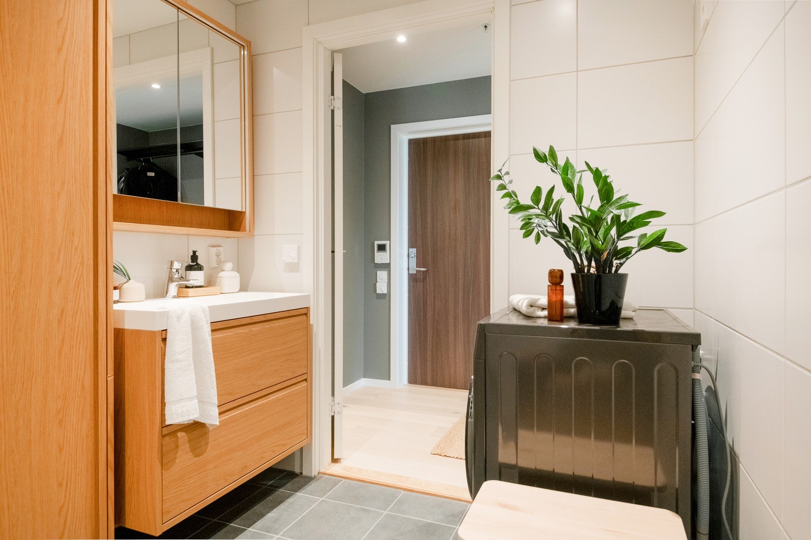 Badet har stilrene fliser, vannbåren gulvvarme og opplegg for vaskemaskin. Galleribilde