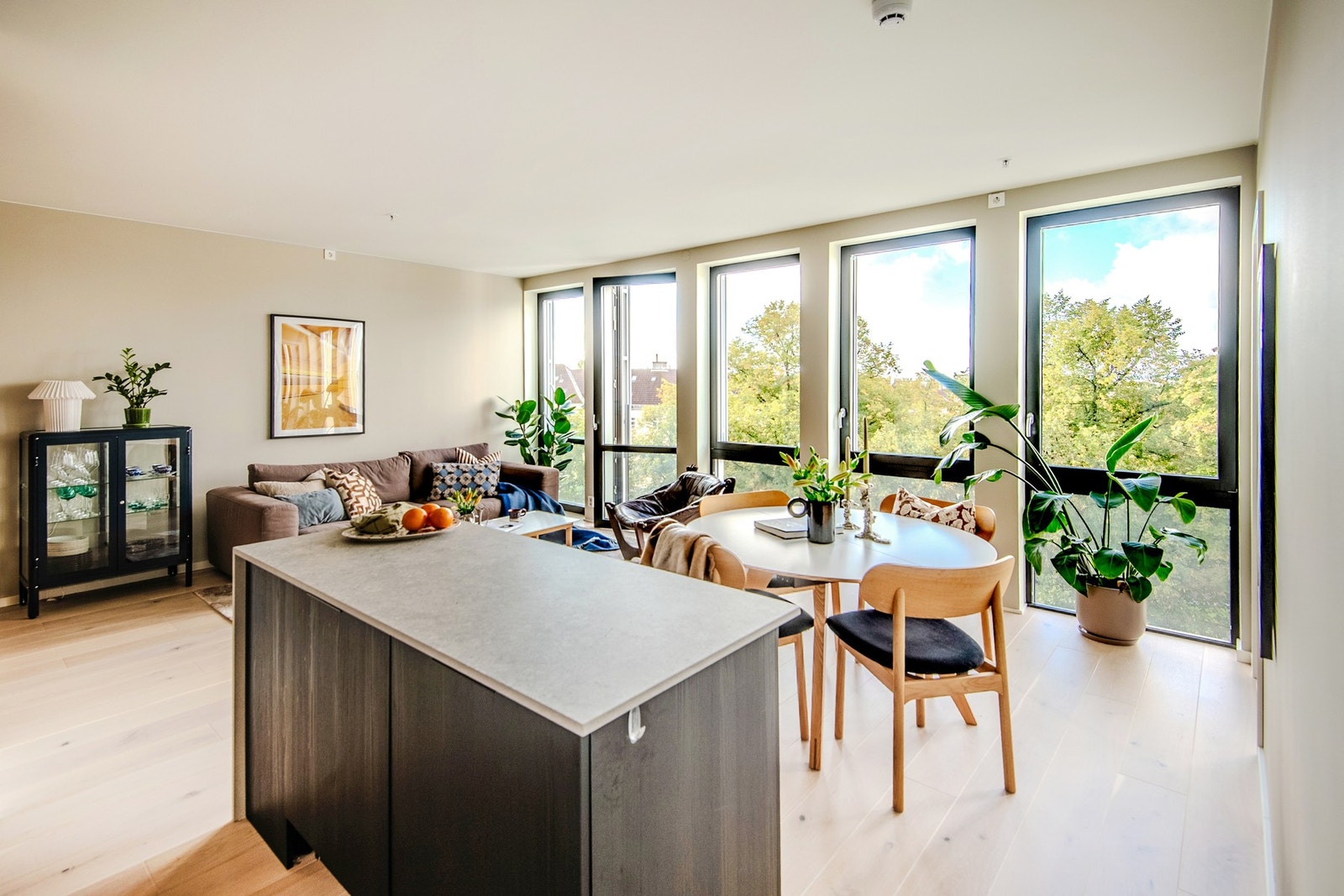 Den åpne løsningen mot kjøkkenet gir et sosialt og moderne preg. Galleribilde