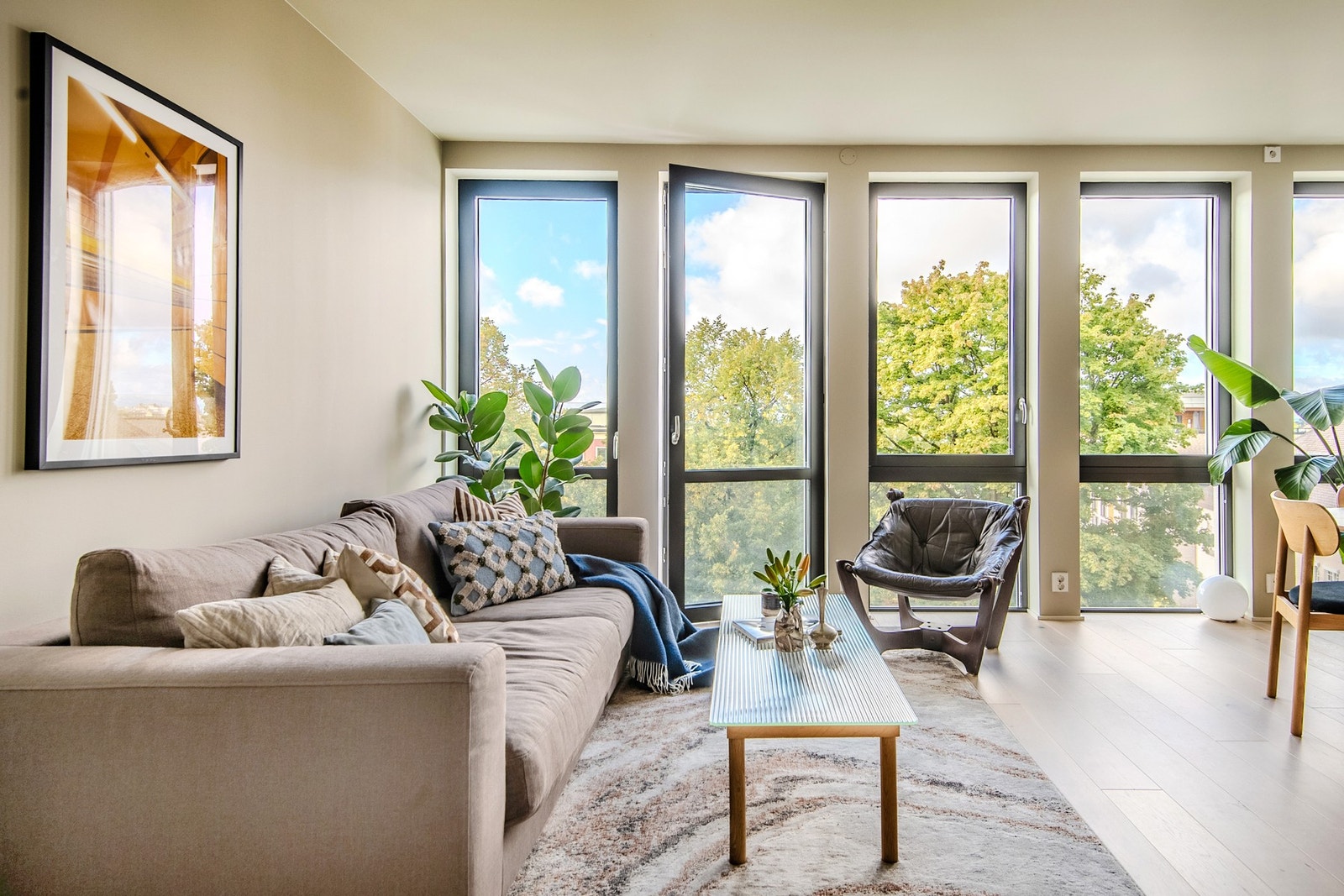 Boligen ligger i den ikoniske høyblokken, som markerer siste del av boligprosjektet der Lilleborg tidligere hadde sitt hovedkontor. Galleribilde