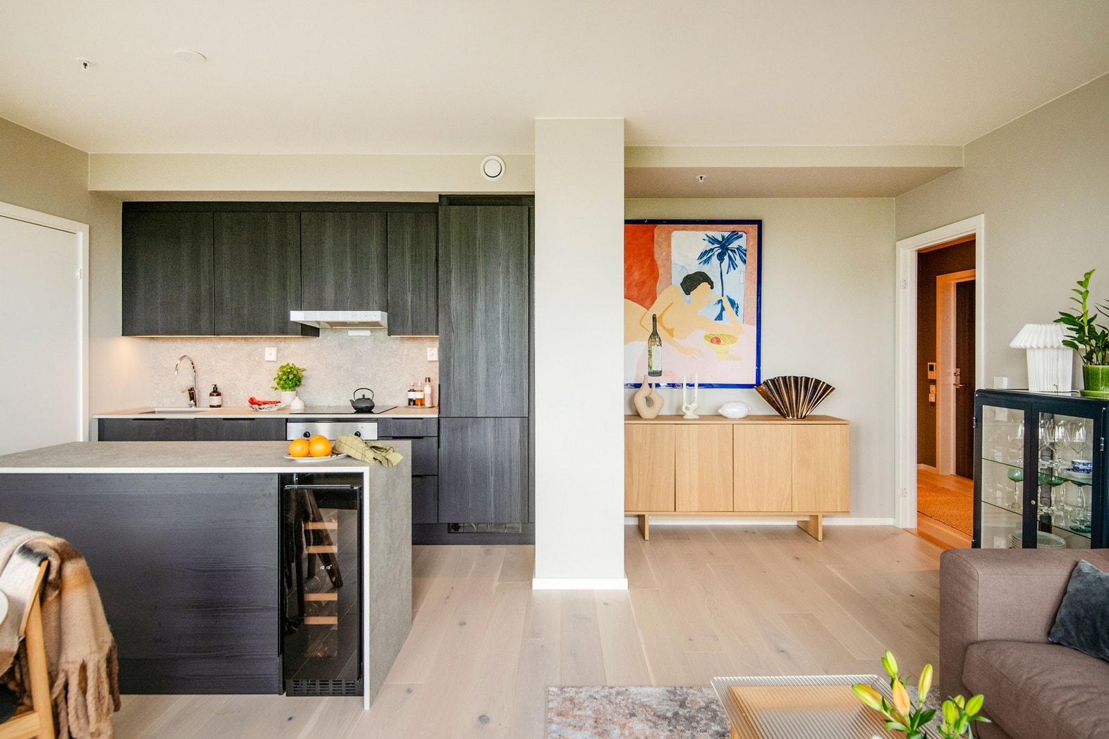 Det åpne HTH-kjøkkenet imponerer med eksklusive Dekton benkeplater og kompositt backsplash fra Grantiop. Galleribilde