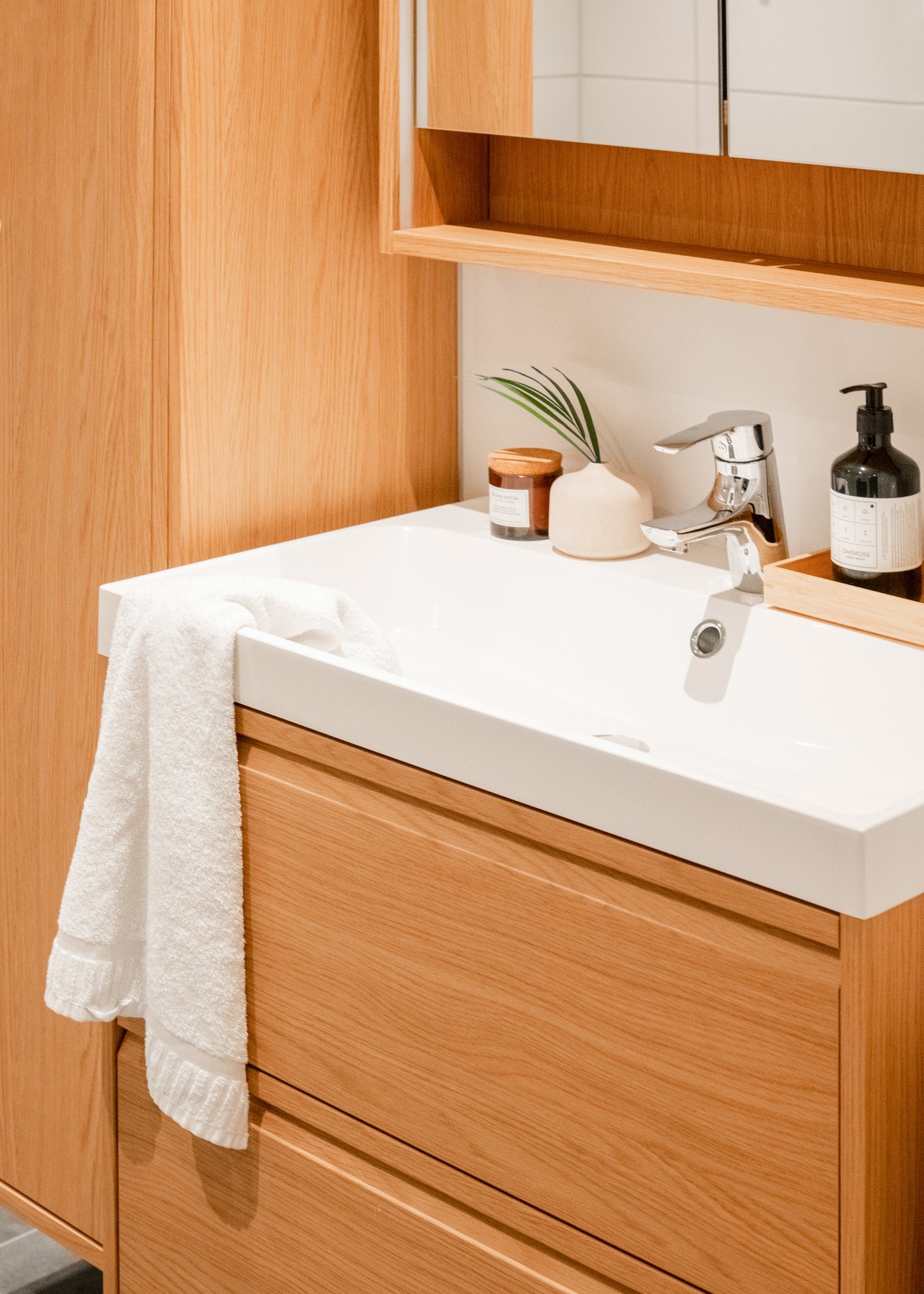 Badet er innredet med vegghengt servantskap med heldekkende servant, speilskap med integrert belysning samt et høyskap i eikefiner som gir både varme og et eksklusivt preg. Galleribilde