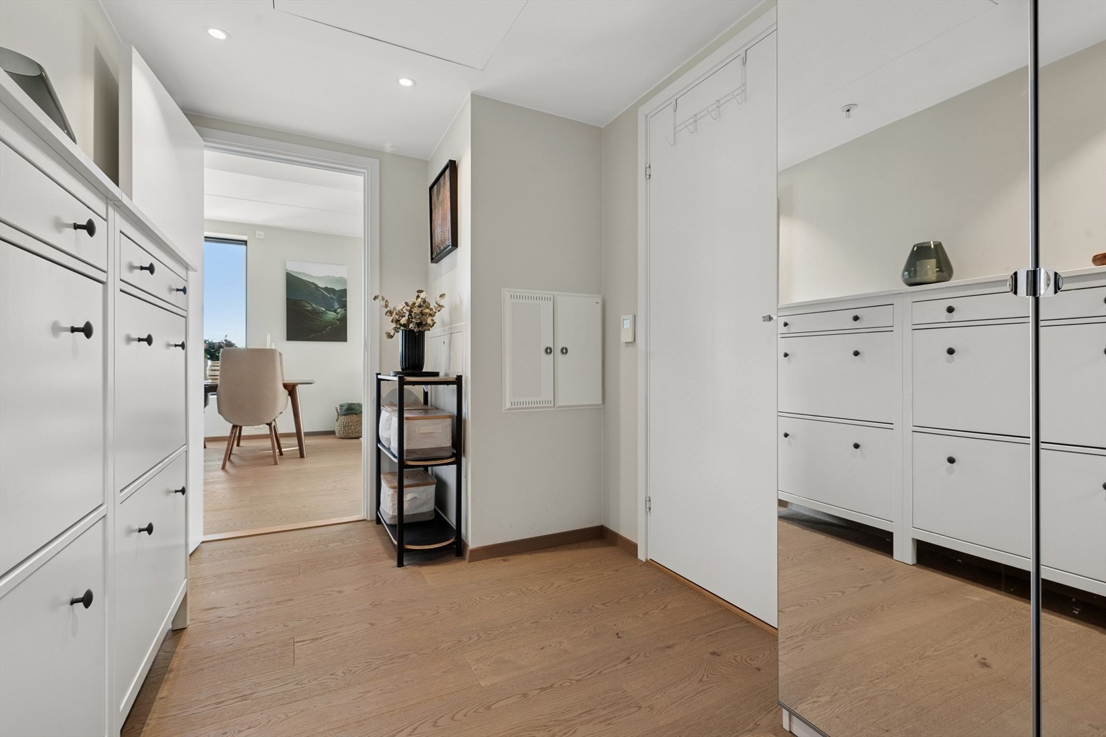 Speilskap gir god plass til oppbevaring og en god romfølelse. Galleribilde