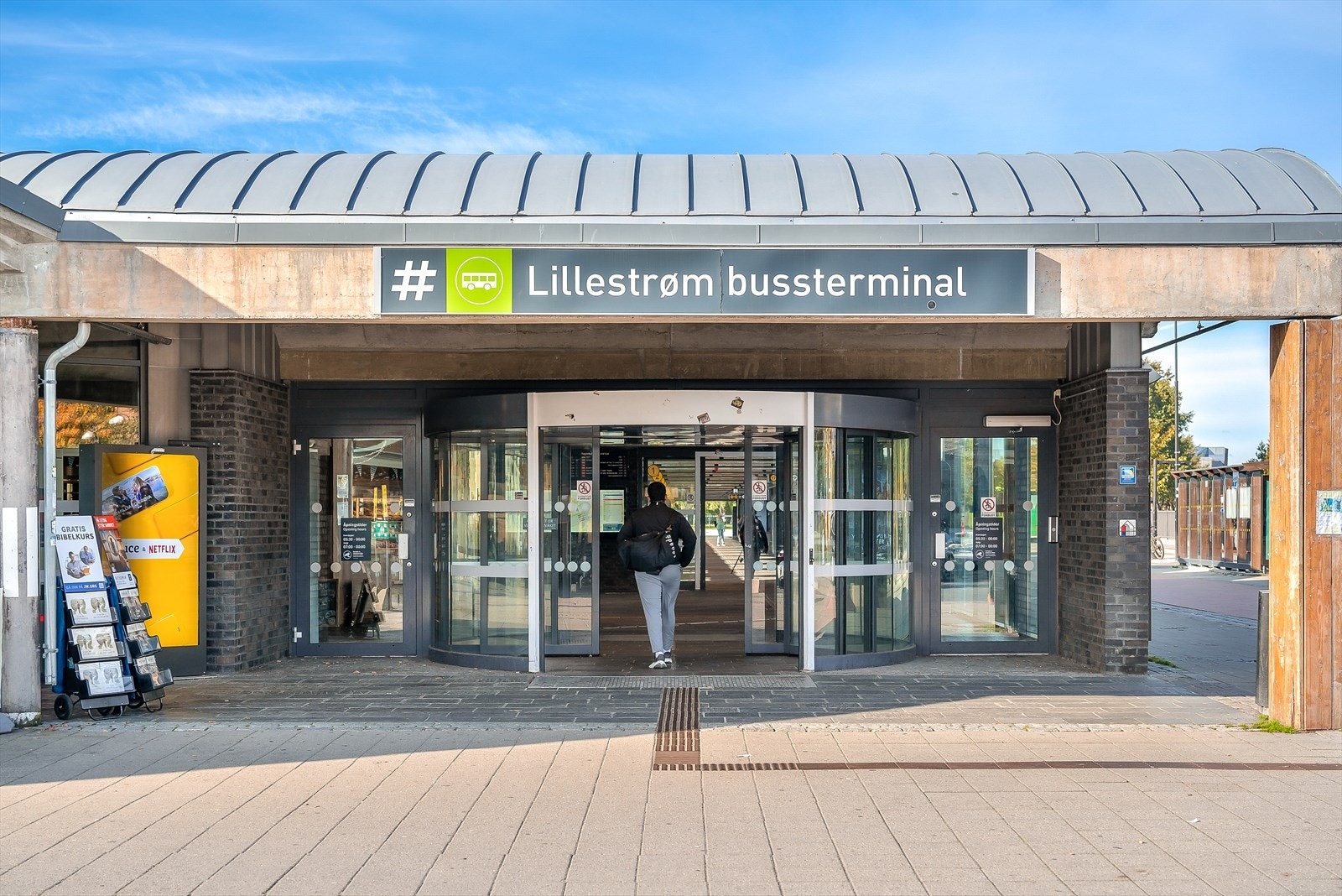 Rett ved siden ligger Lillestrøm bussterminal, med avganger i alle retninger. Galleribilde