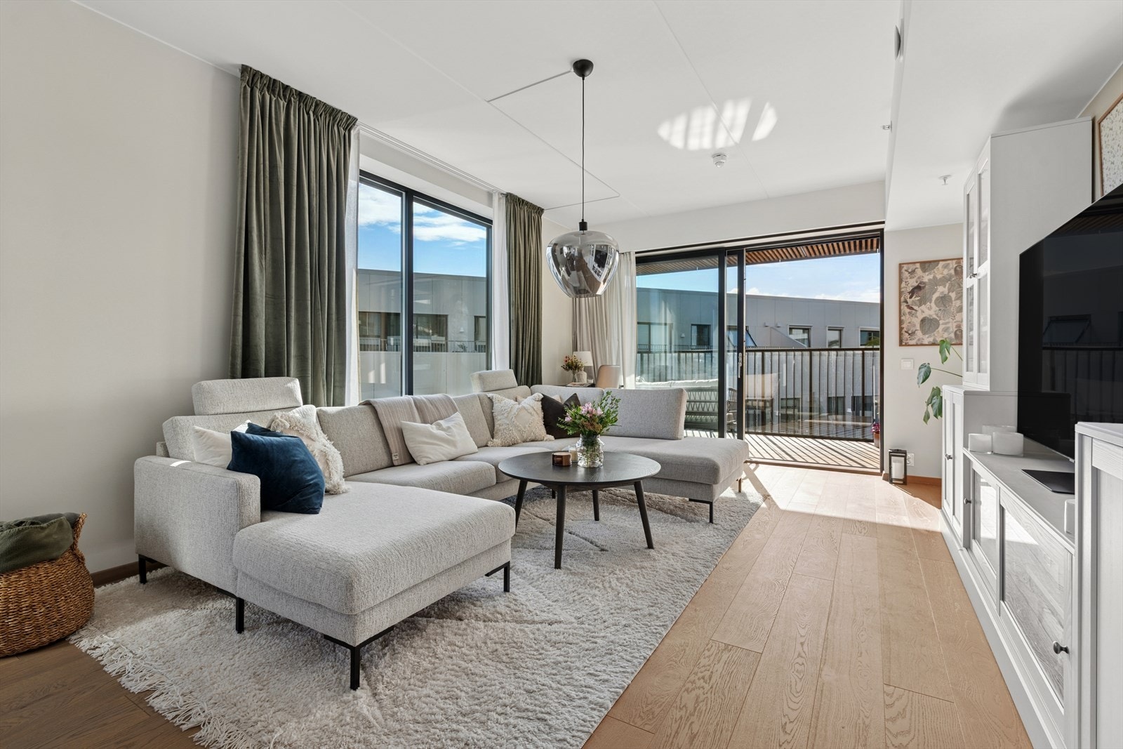 Her kan man synke ned i sofaen etter en lang dag, og slappe av med en god bok eller en serie. Galleribilde