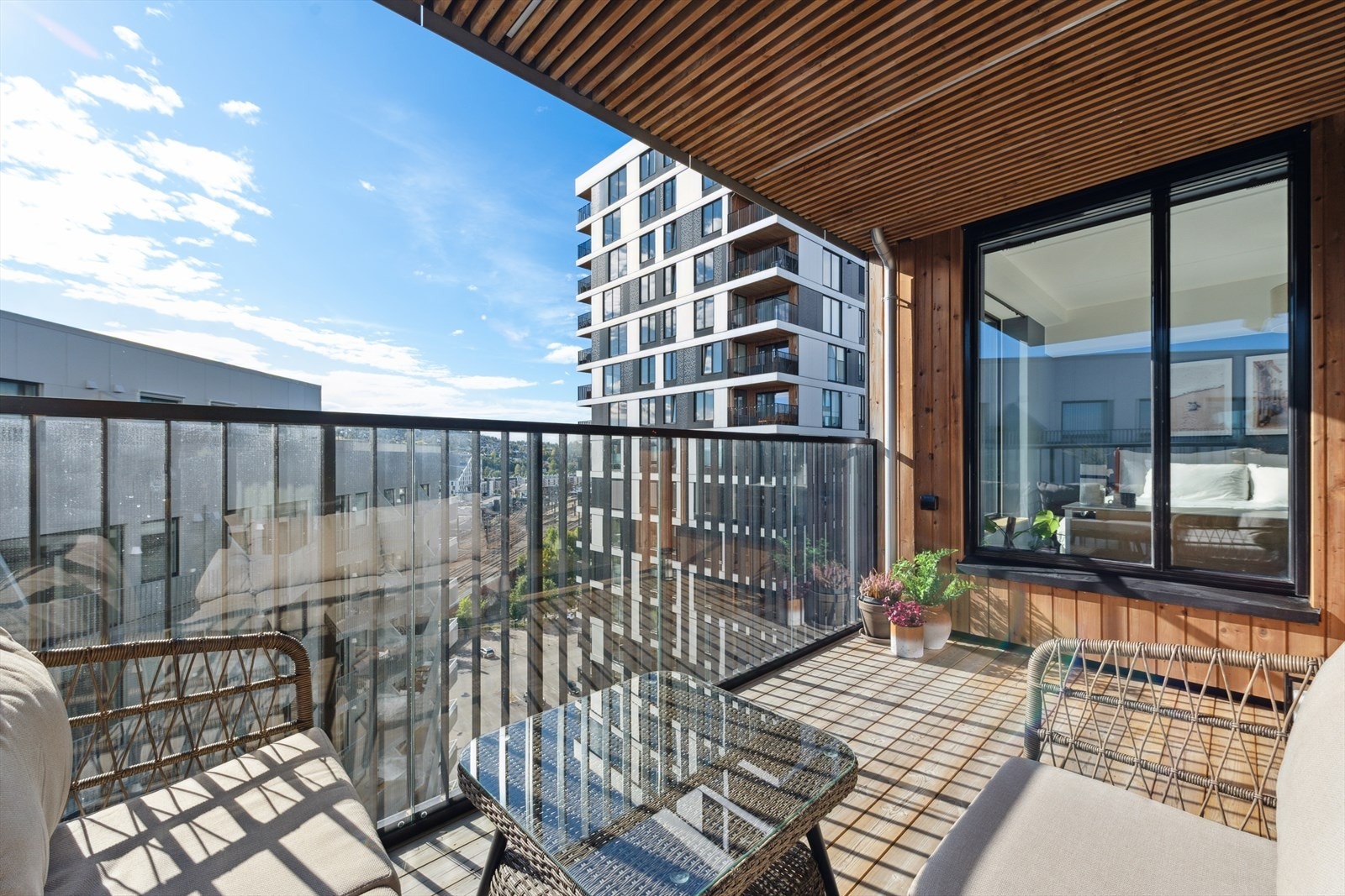 Balkongen ligger sørvendt, og godt i høyden. Galleribilde