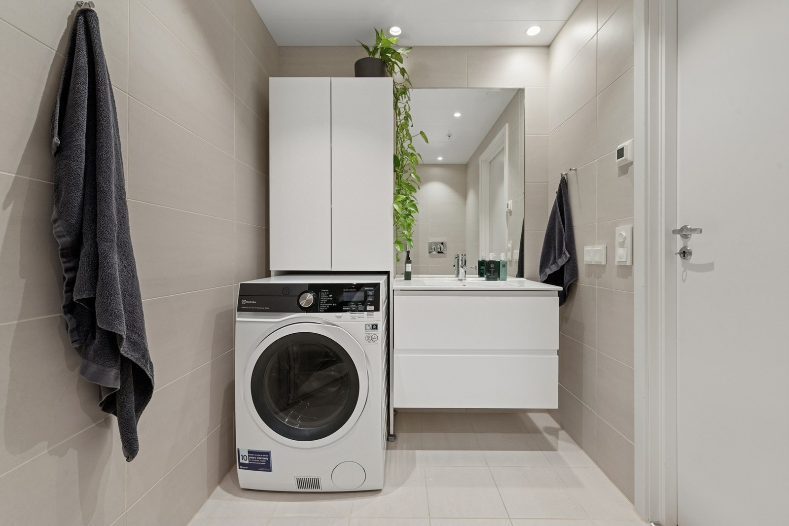 Det er også praktisk lagringsskap over plassen til vaskemaskinen, og det er selvfølgelig gulvvarme for ekstra komfort året rundt. Galleribilde