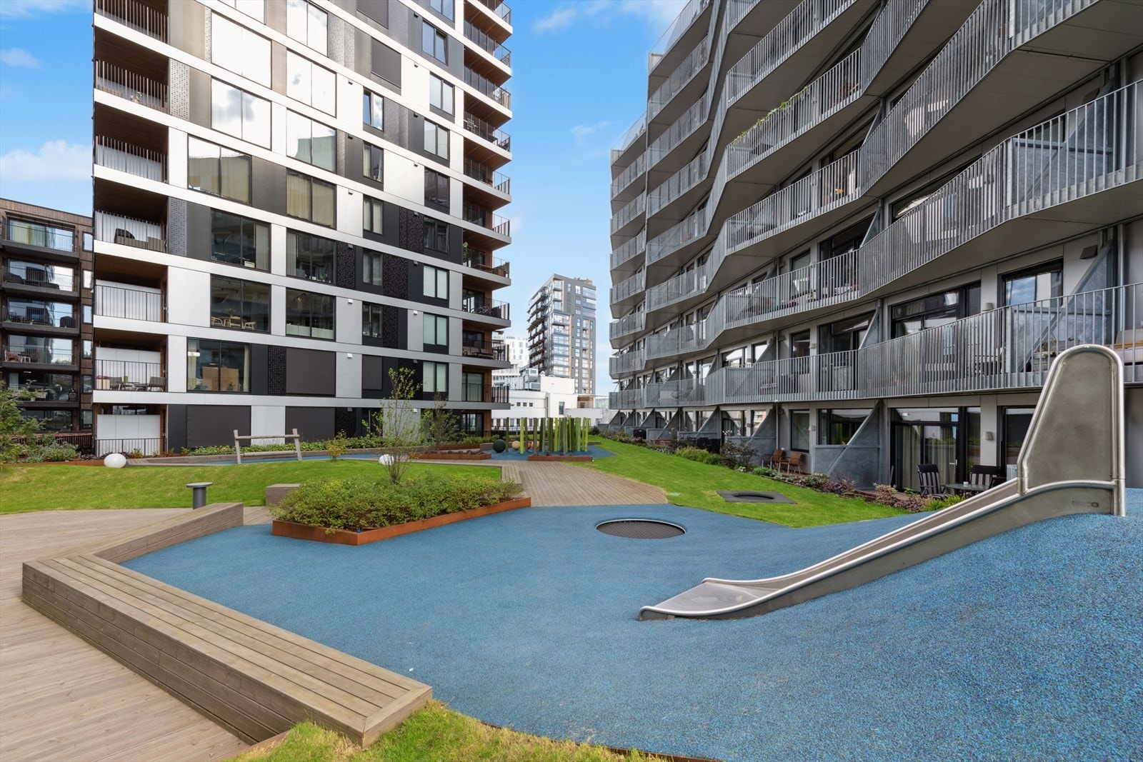 Uteområdene er pent opparbeidet med mulighet for både lek og avslapning. Galleribilde