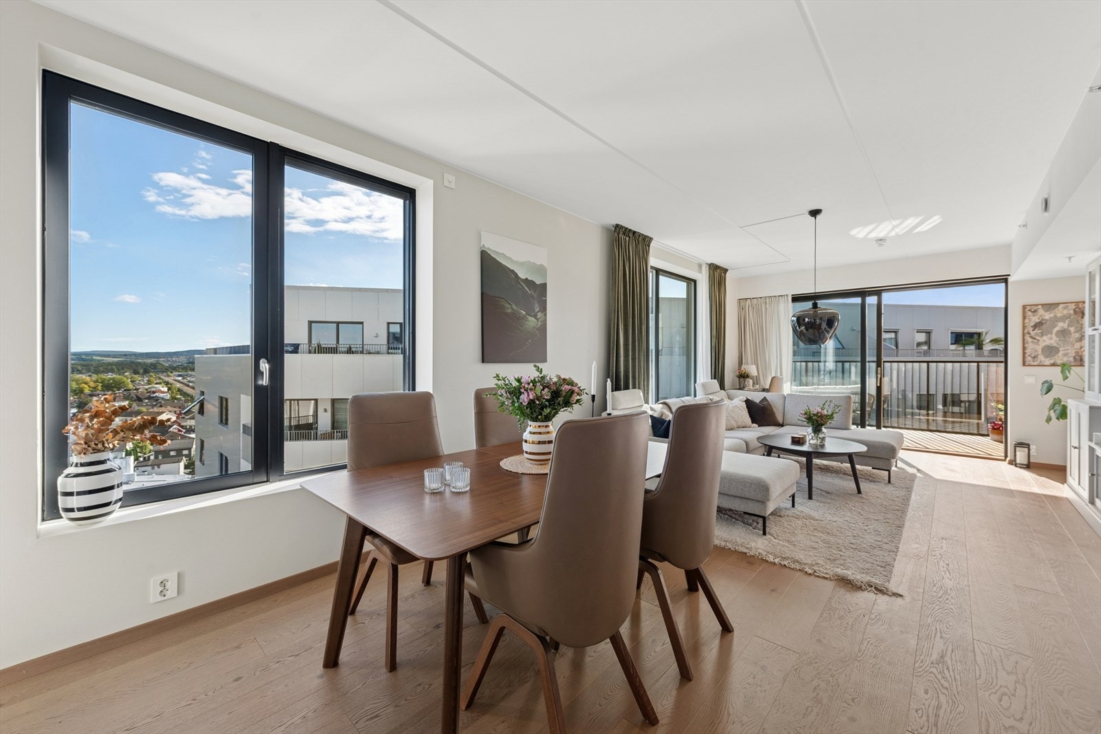 Det er montert utvendig screens på vindusflater. Galleribilde