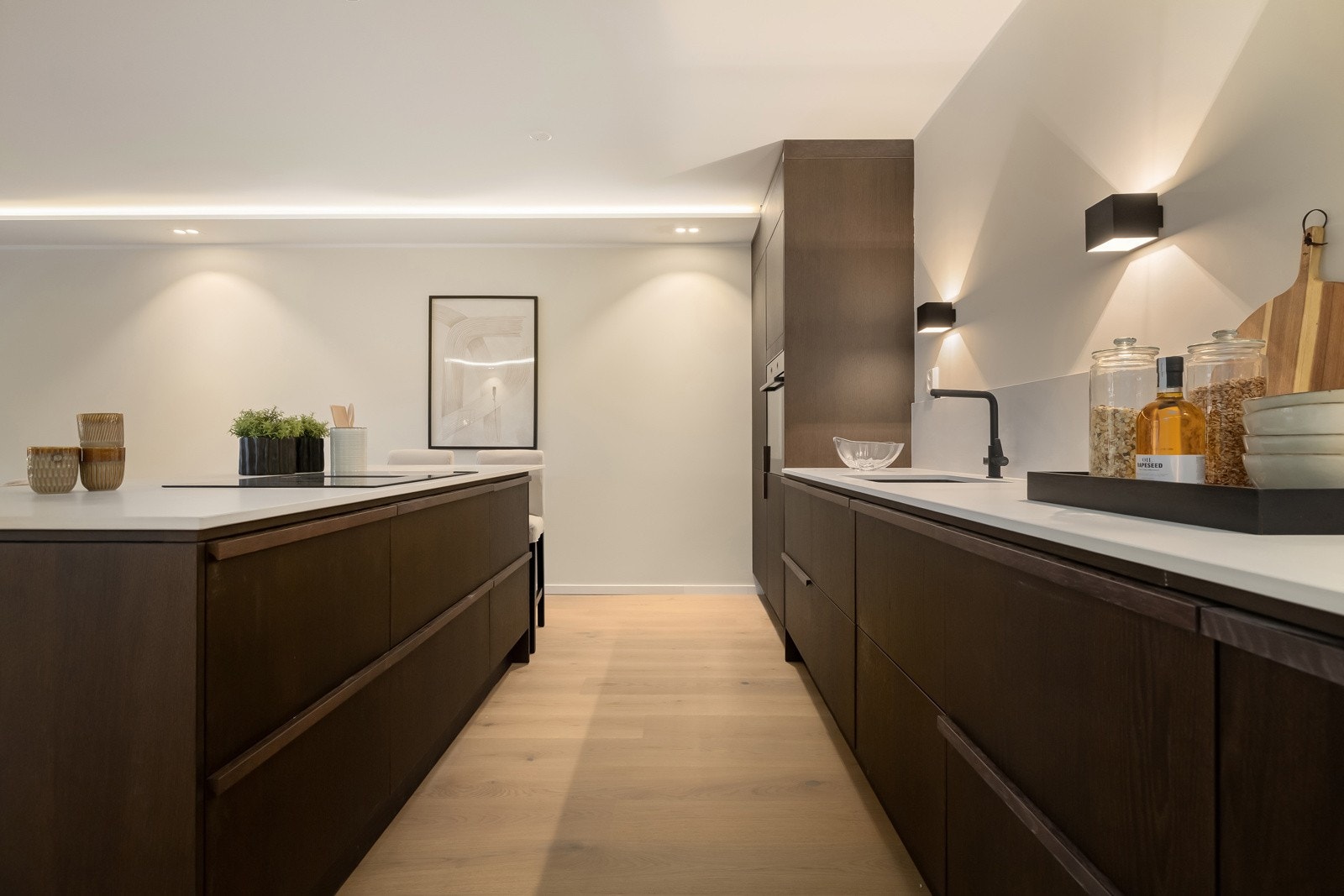 Lekker kjøkkeninnredning (ny 2025), glatte og profilerte fronter med soft-close funksjon. Kompositt benkeplate med underlimt kum. Integrert kombinasjon av avtrekksvifte og induksjonstopp i kjøkken øy. Ellers integrerte hvitevarer av god kvalitet. Galleribilde