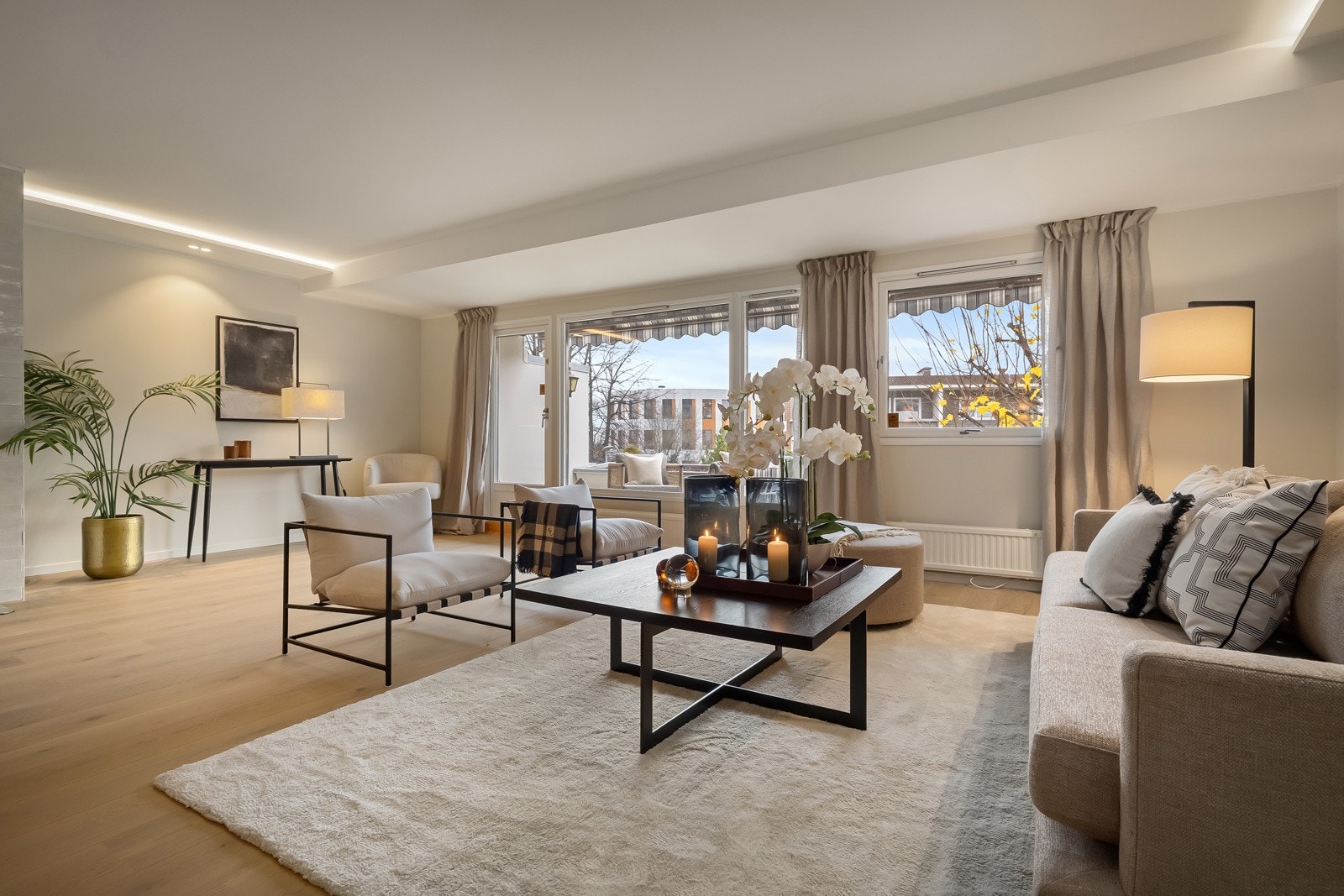 Utgang fra stuen til stor og solrik terrasse. Galleribilde