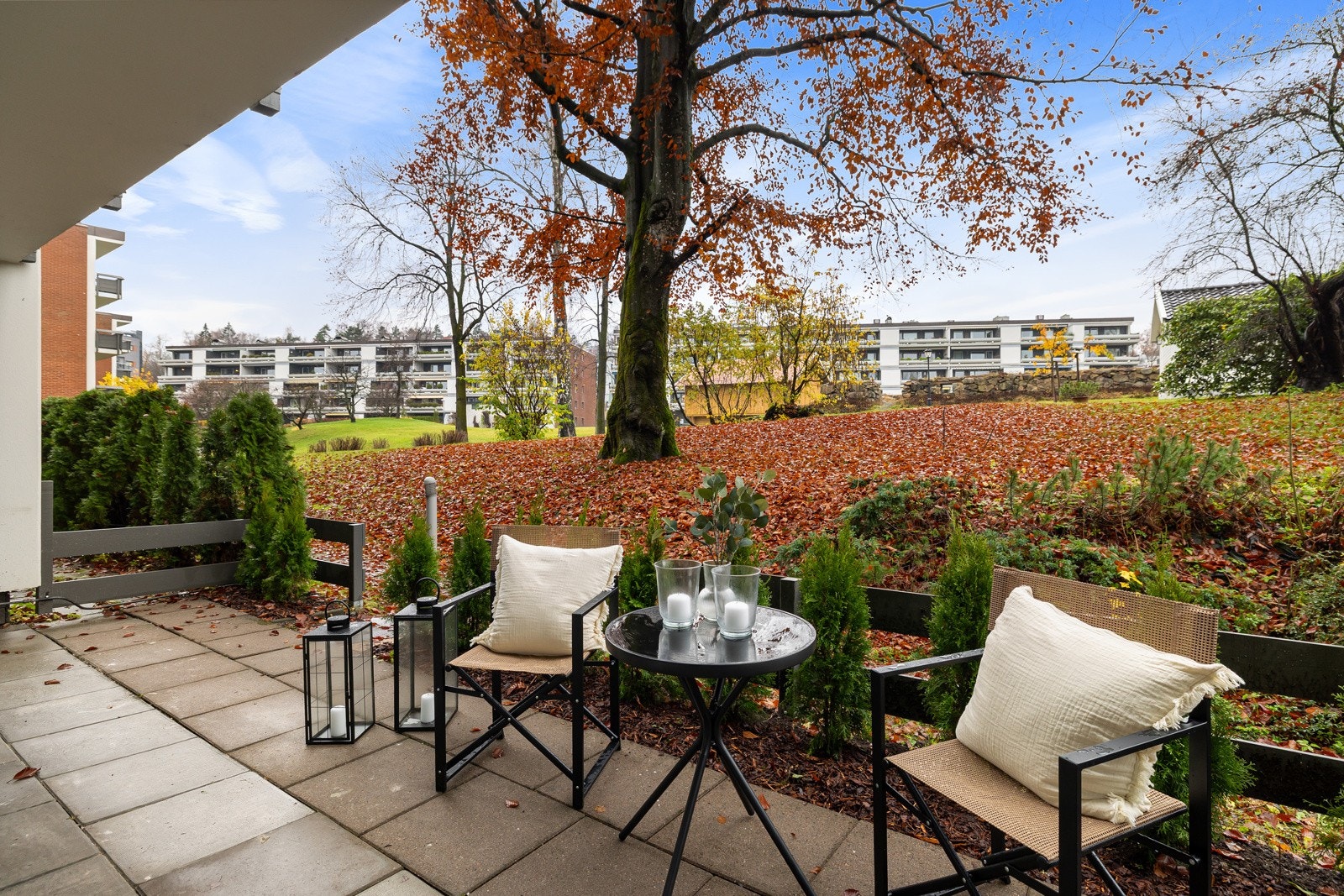 Stor hellelagt markterrasse på hele 22,5, med direkte adkomst til de flotte fellesarealene/parkanlegget til sameiet. Galleribilde