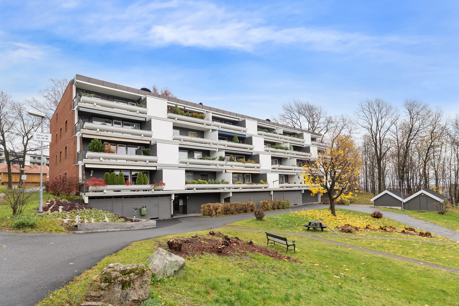 Leiligheten har en god internplassering i sameiet, en trapp opp fra hovedinngangen. Sameiet har store og pent opparbeidede grøntområder, samt asfalterte internveier. Galleribilde