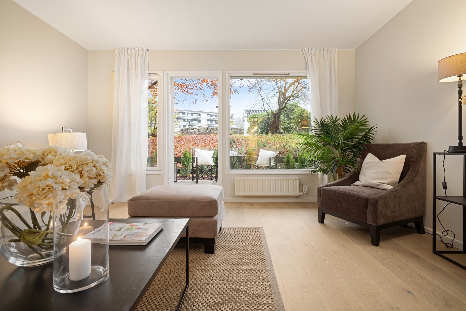 Utgang fra tv-stue/bibliotek, til stor markterrasse. Galleribilde