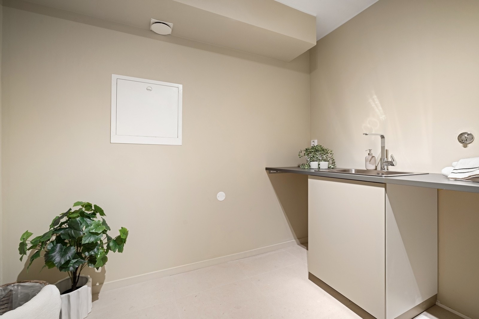 Separat vaskerom med opplegg for vaskemaskin og tørketrommel. Galleribilde