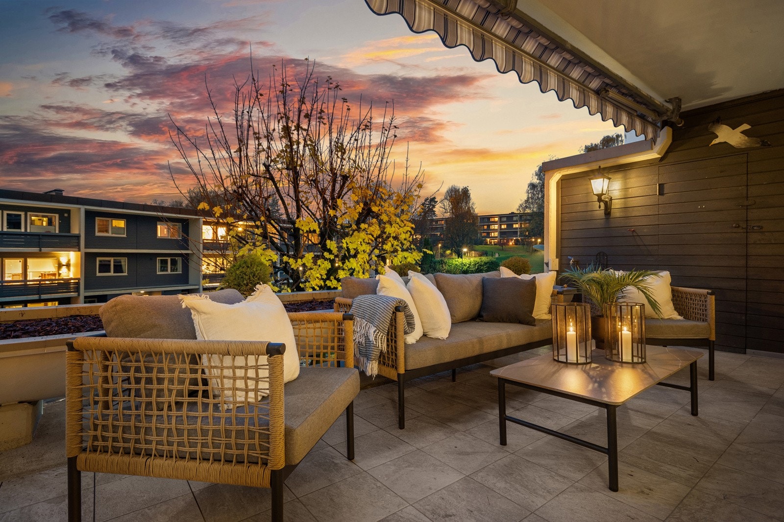 Kveldsstemning på terrassen. Galleribilde