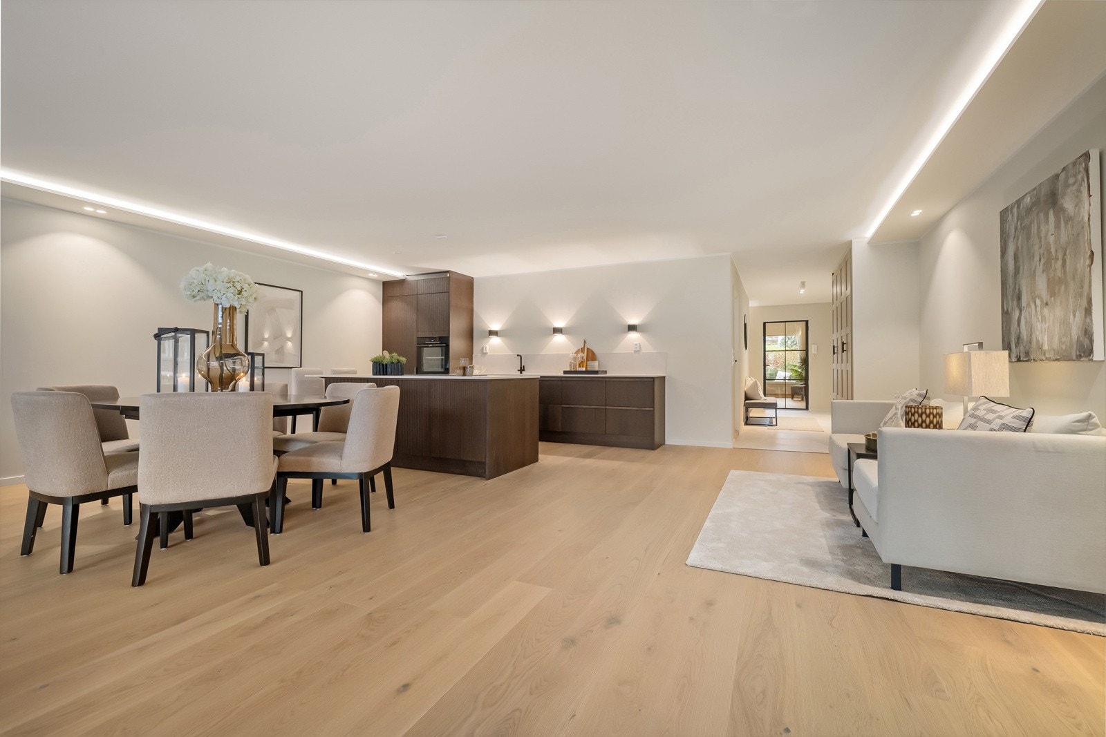 God plass til romslig spisebord i stuen. Galleribilde